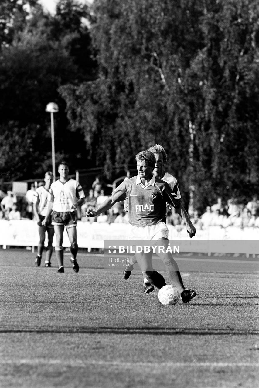 Stefan Schwarz med bollen