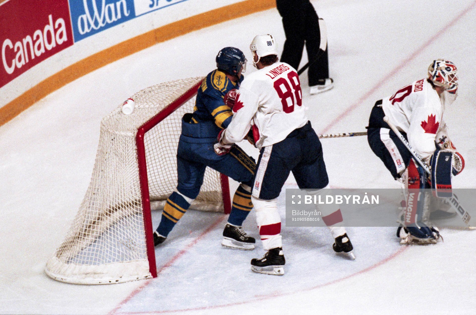 Kanadas Eric Lindros håller undan en svensk spelare