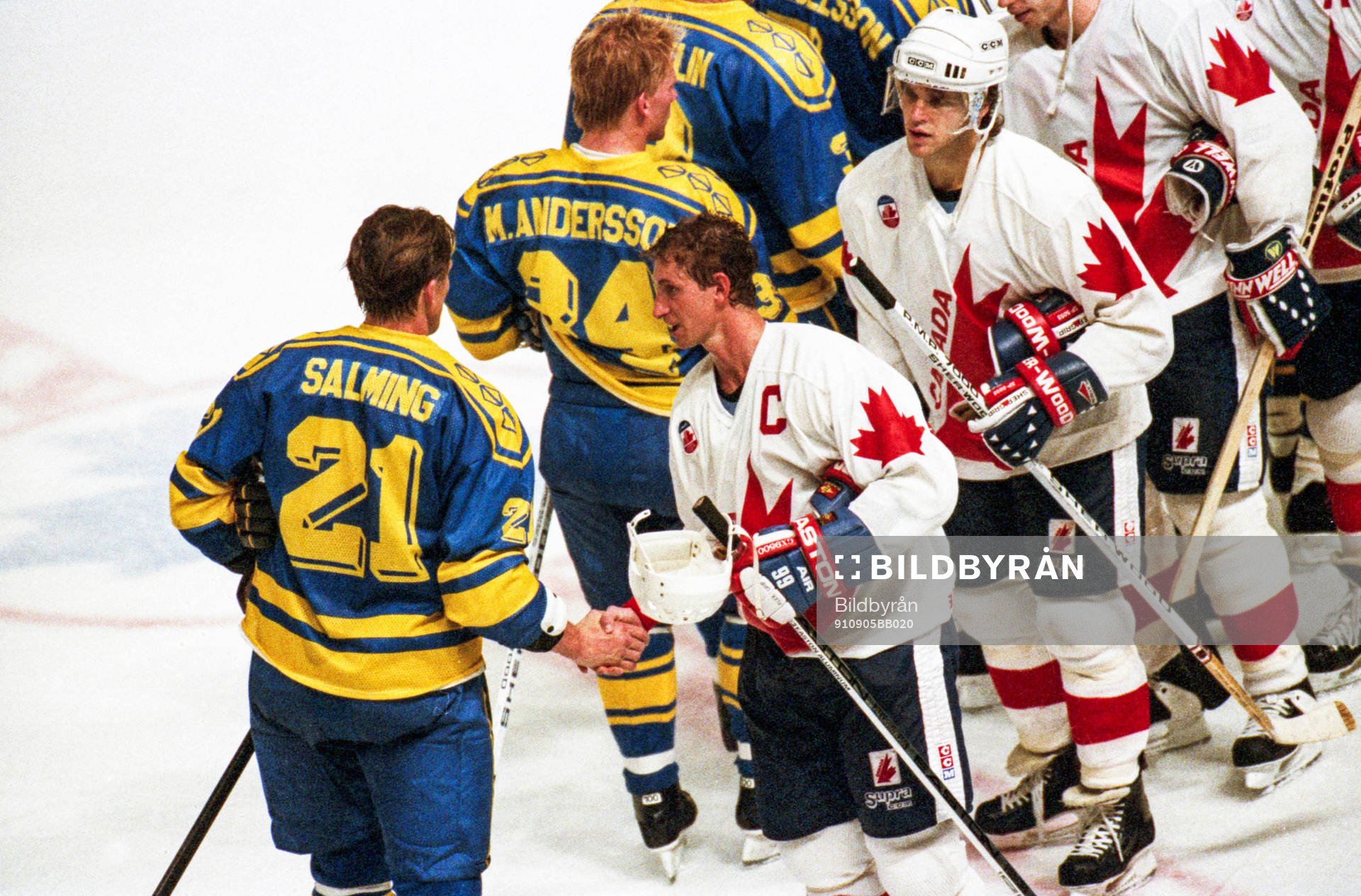 Börje Salming gratulerar Wayne Gretzky till segern