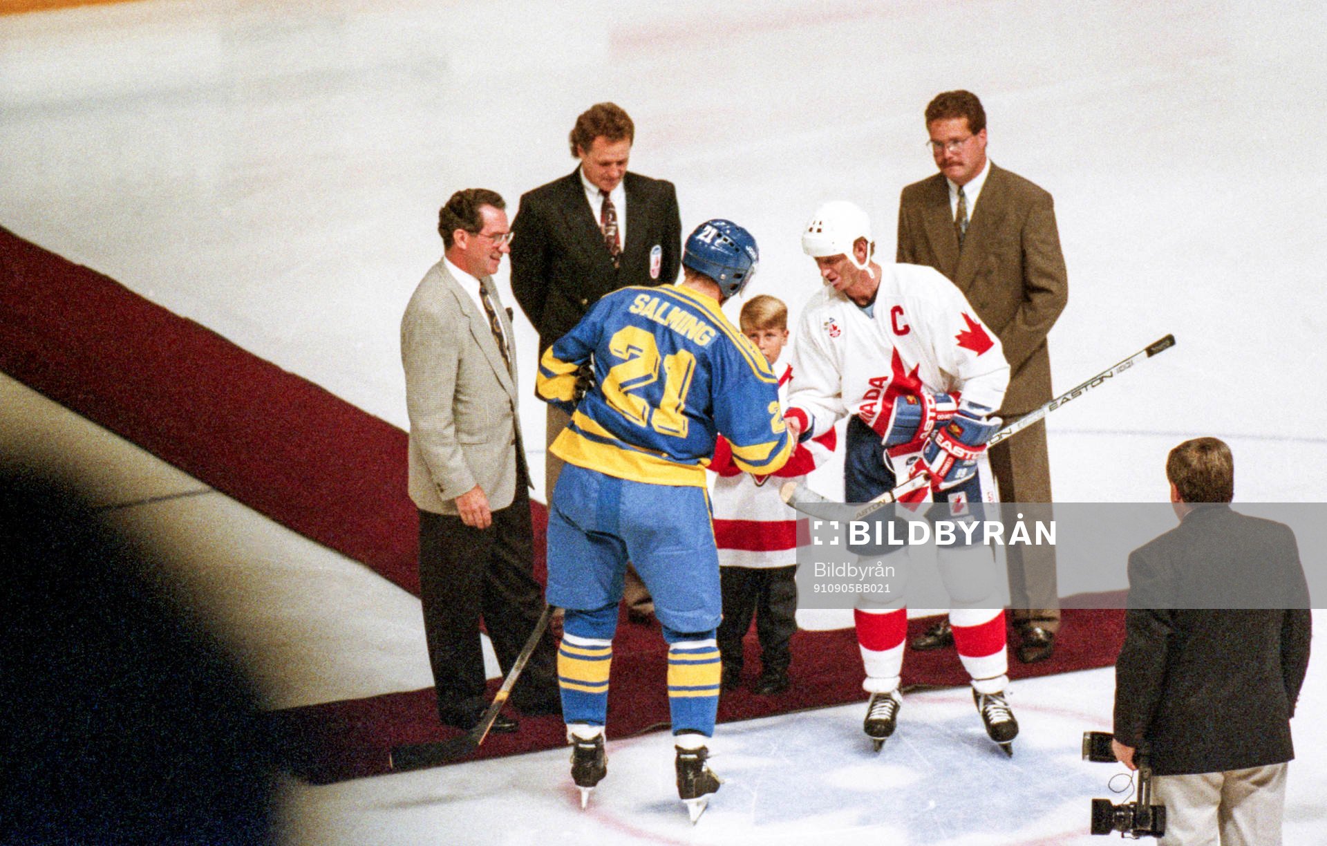 Börje Salming hälsar på Wayne Gretzky innan nedsläpp