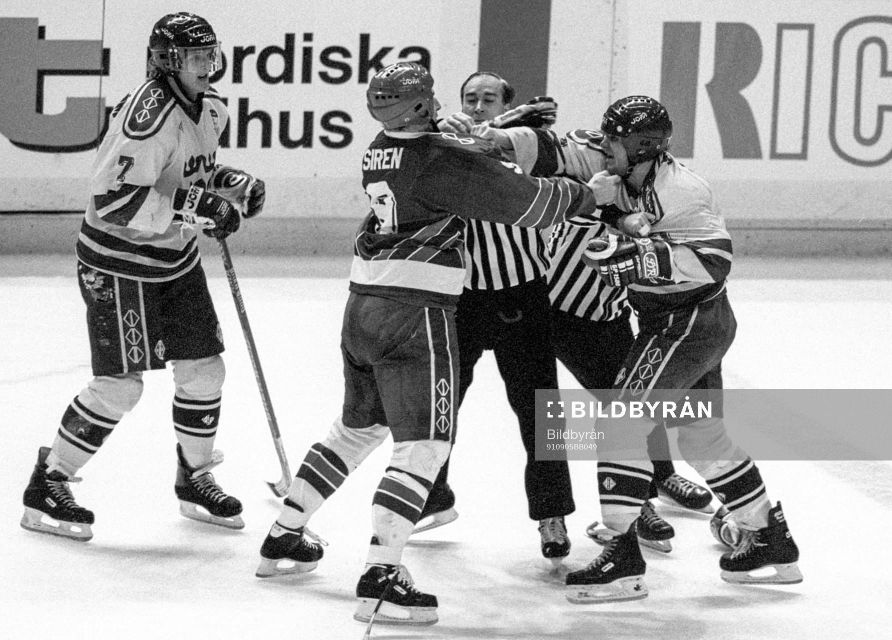 Lite bråk i matchen som domarna försöker stoppa