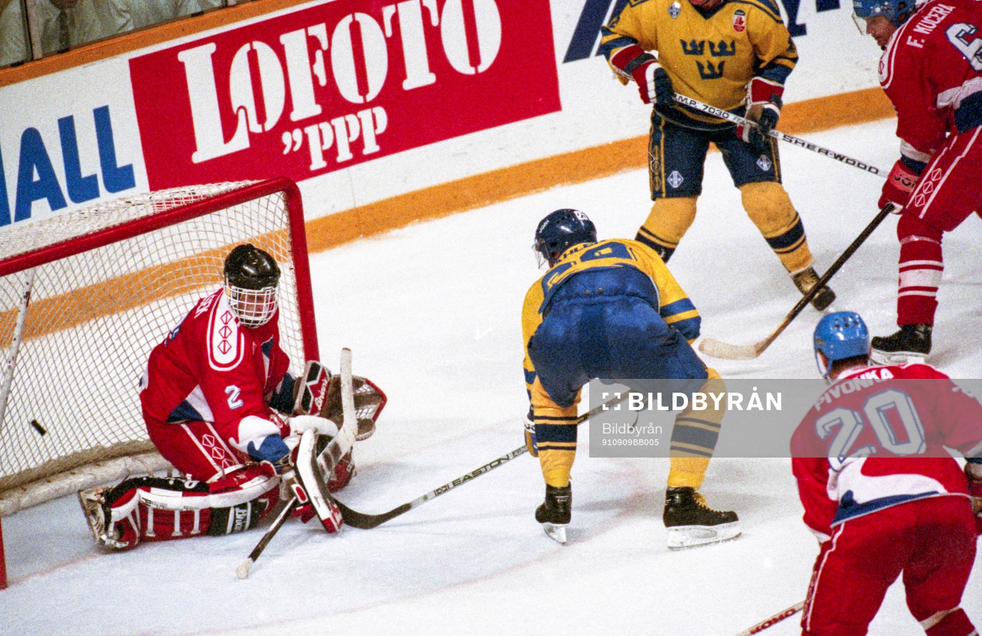 Ulf Dahlén gör mål på tjeckernas målvakt Dominik Hasek