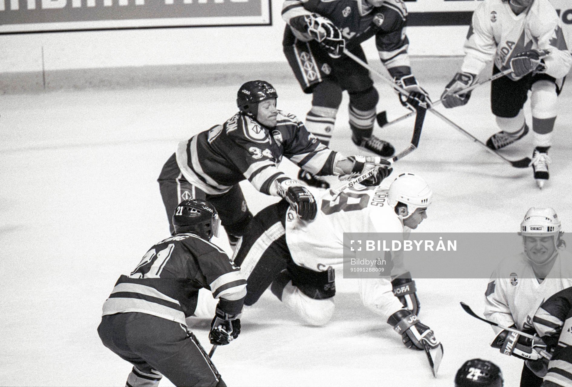 Mikael Andersson crosscheckar Eric Lindros