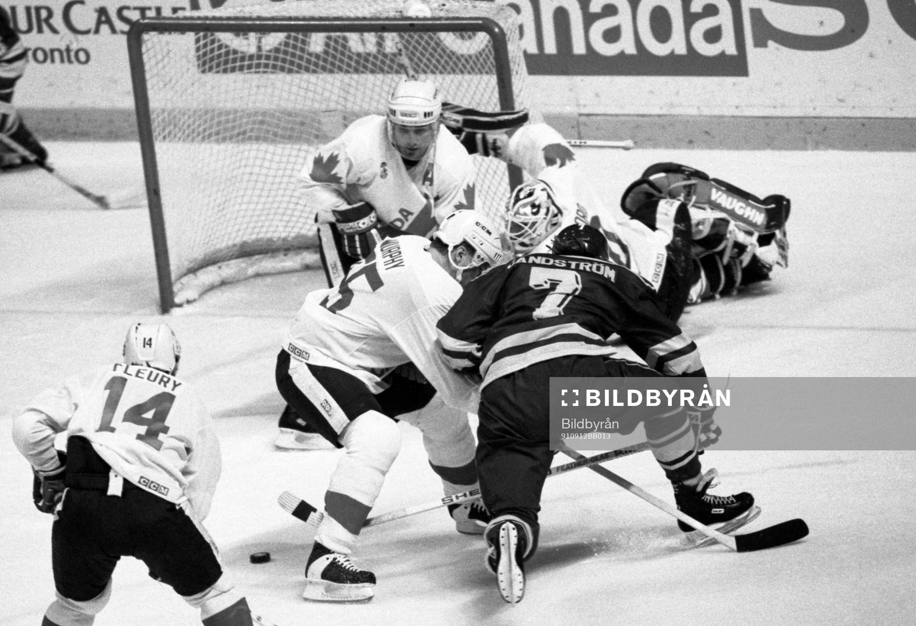 Tomas Sandström, Sverige och Larry Murphy i kamp om pucken