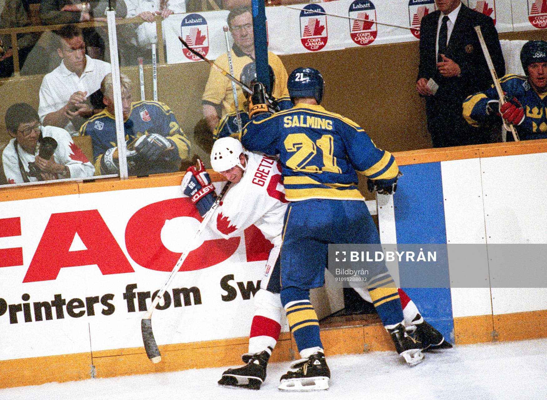 Börje Salming trycker till Wayne Gretzky