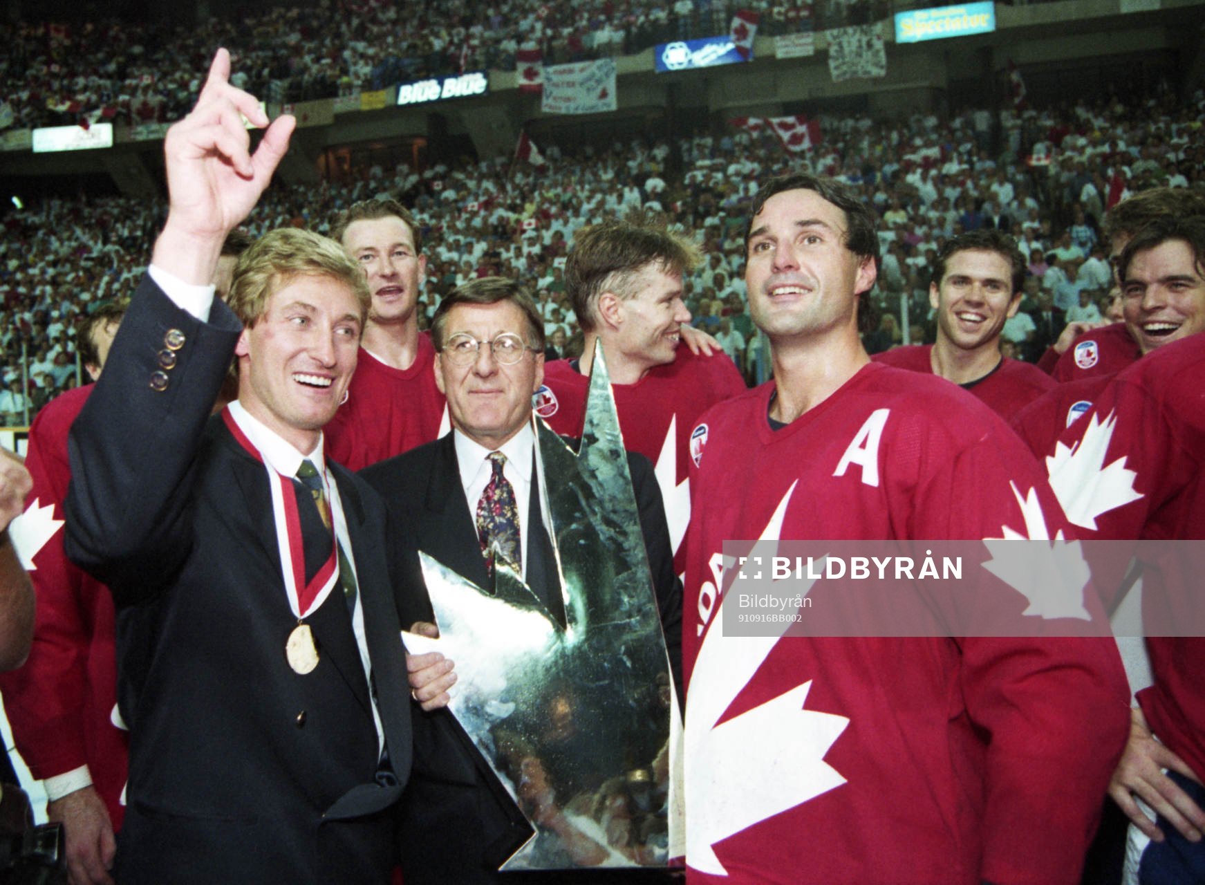 Wayne Gretzky och Mark Messier, Kanada jublar