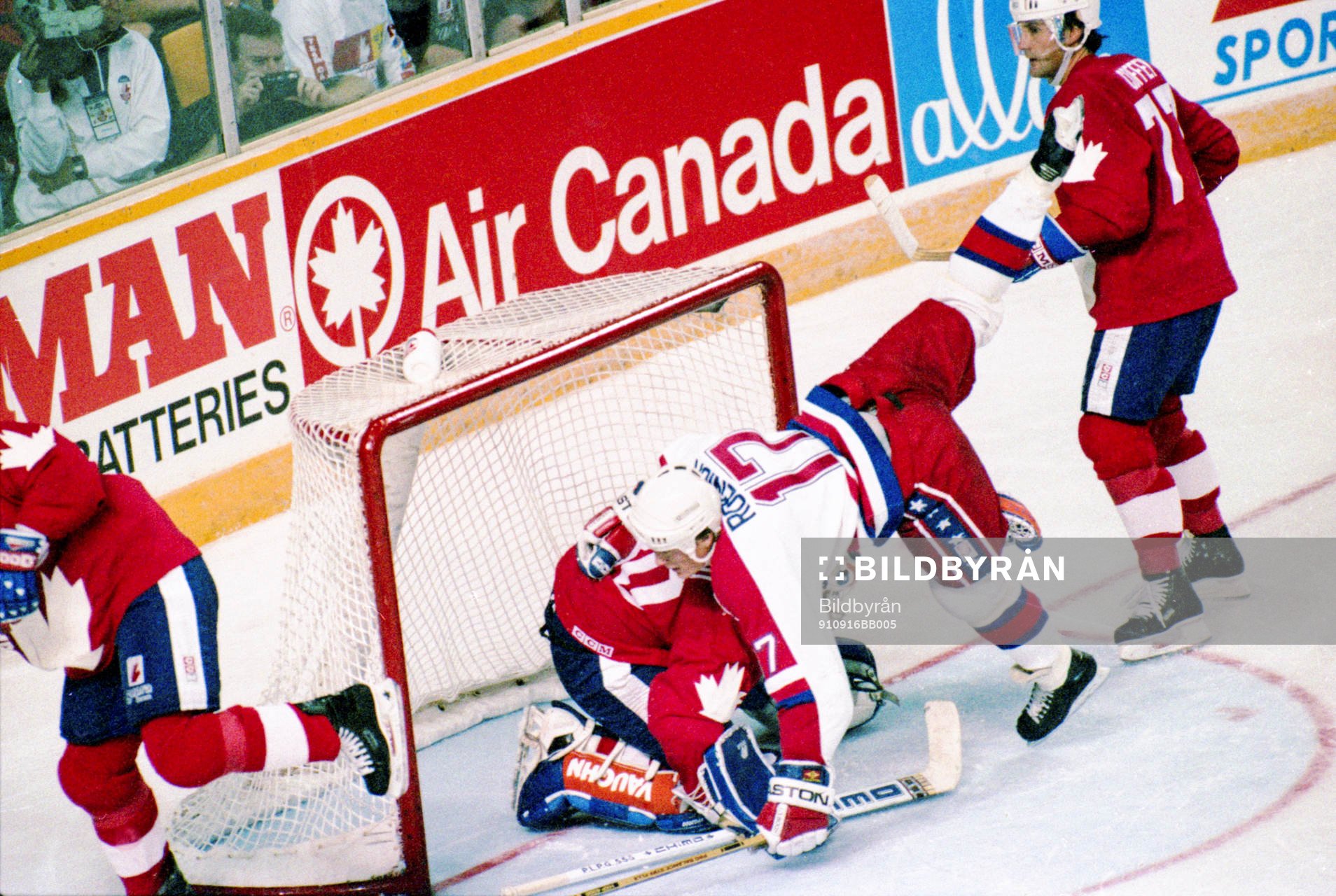 Ed Olzyk, USA flyger över kanadas målvakt