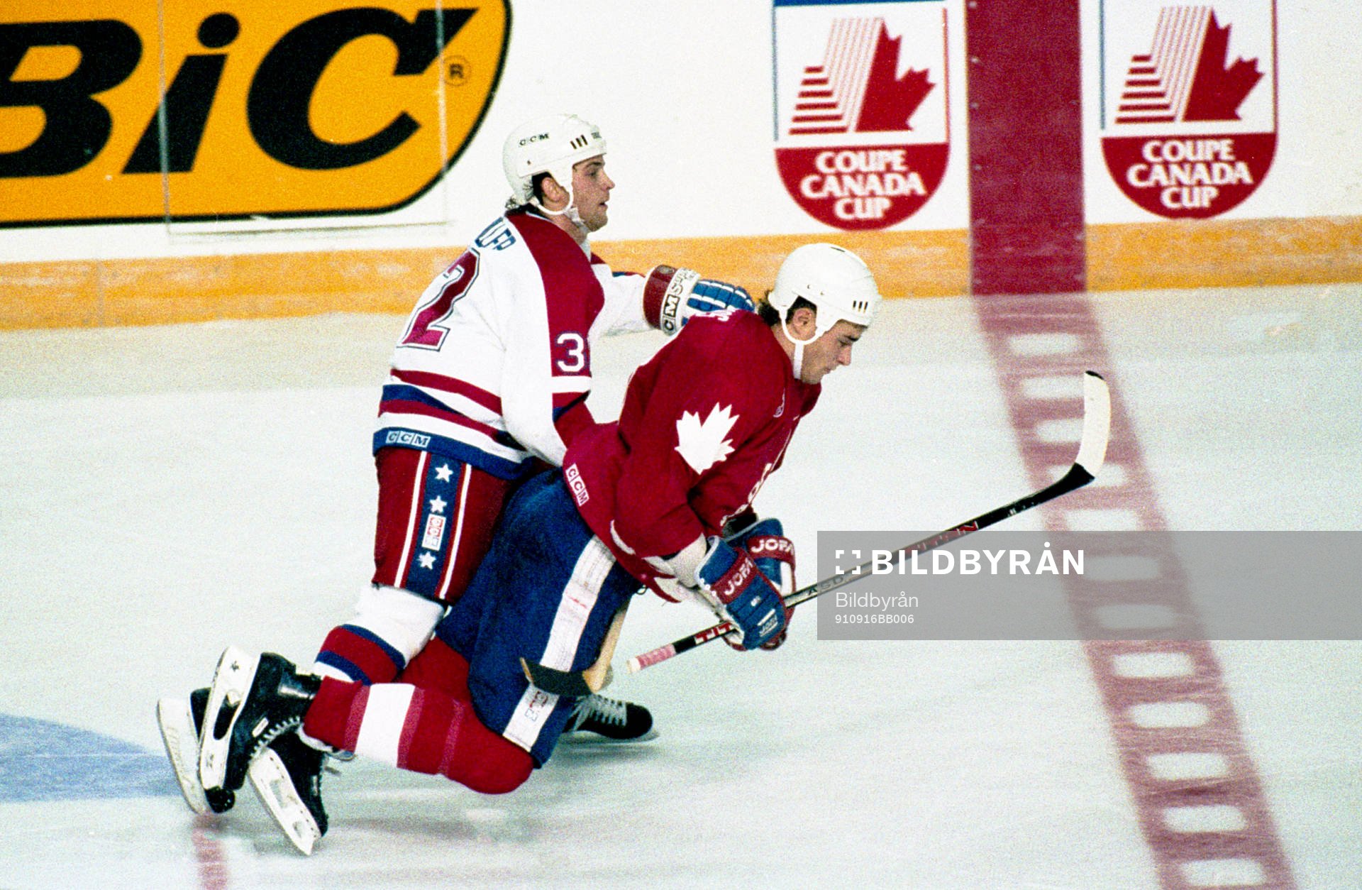 Kevin Miller, USA tacklar Eric Lindros bakifrån