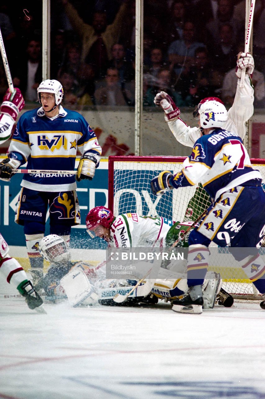 Jubel i Frölunda, HV71:s målvakt Peter Åslin på rygg