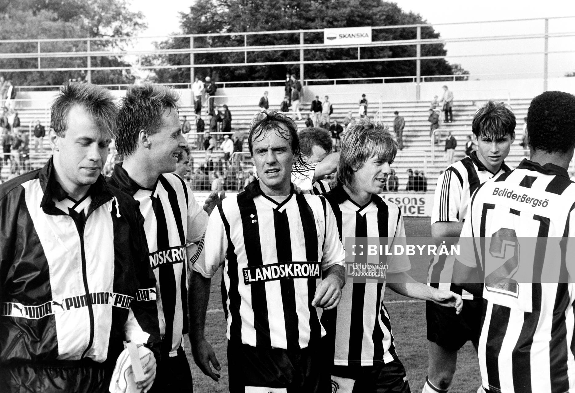 Fotboll, Höstettan, Landskrona - Markaryd, 4-0: Benny Mårtensson och Landskrona jublar efter segern.
