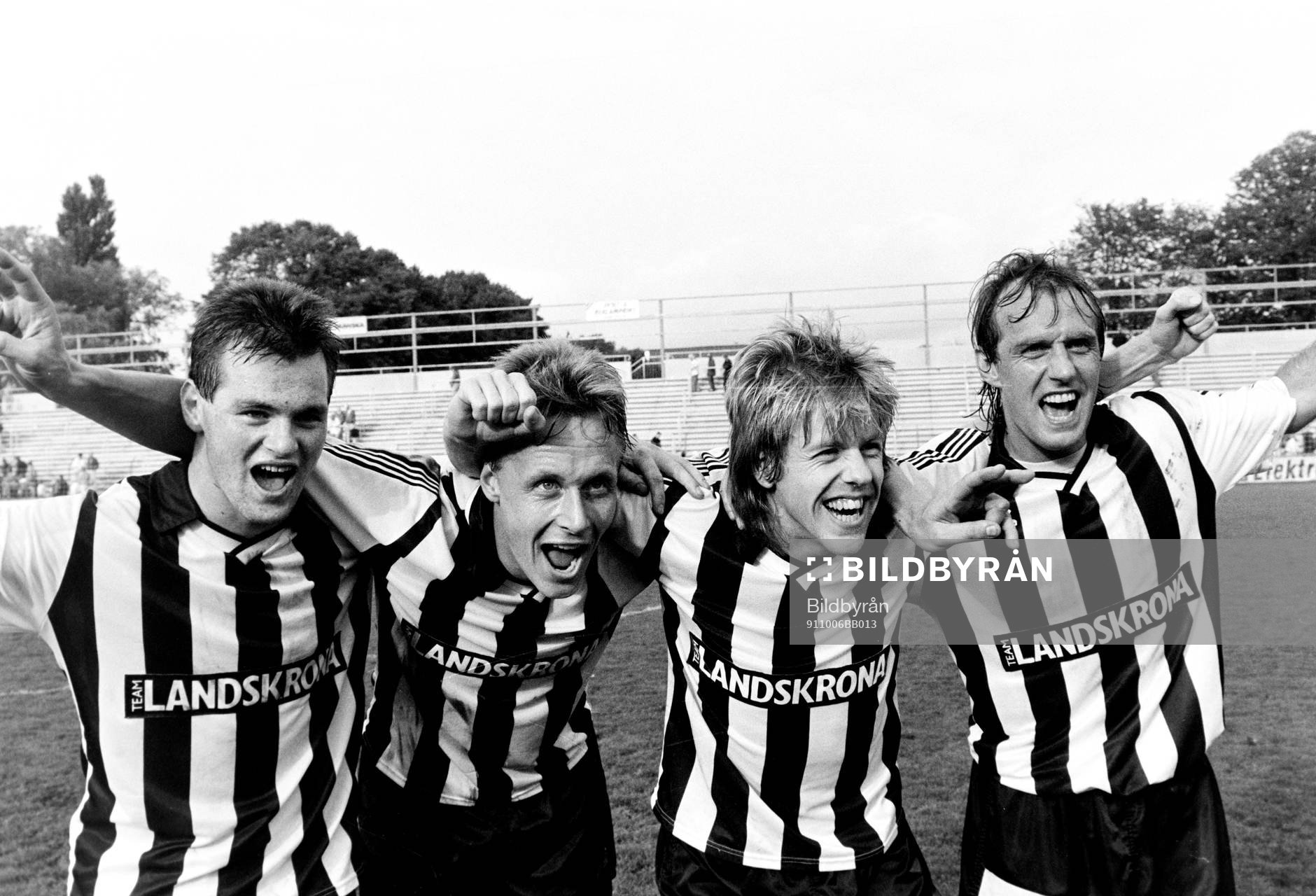 Fotboll, Höstettan, Landskrona - Markaryd, 4-0: Landskronas målskyttar Jörgen Hegdal, Mats Andersson, Peter Lind och Benny Mårtensson jublar efter segern.