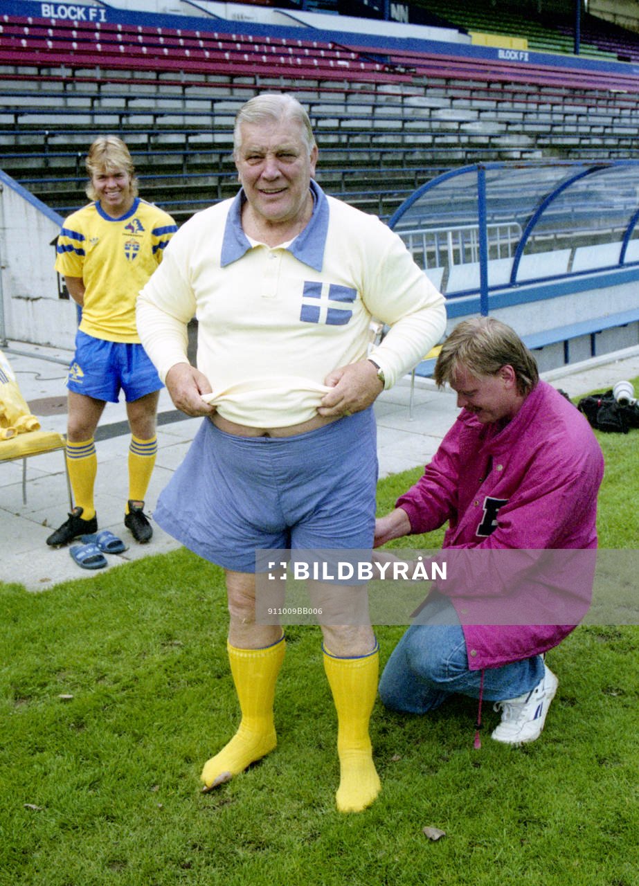 Gunnar Nordahl får hjälp av fotograf Peter Krüger. I