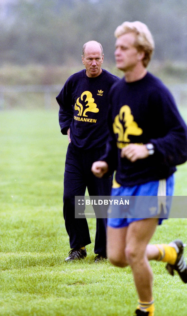 Tommy Svensson, förbundskapten övervakar Jonas Thern