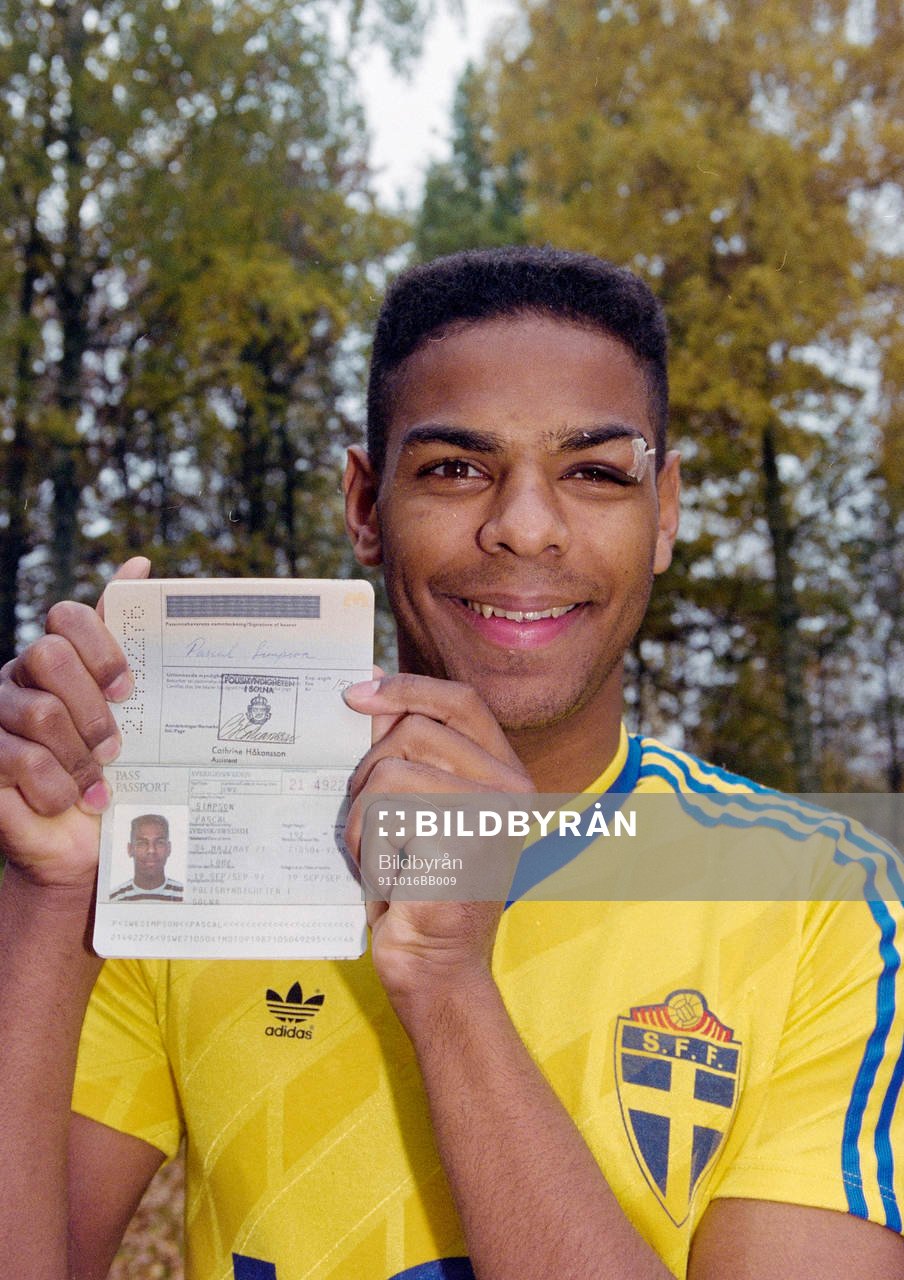 Pascal Simpson, Sverige med sitt nya pass