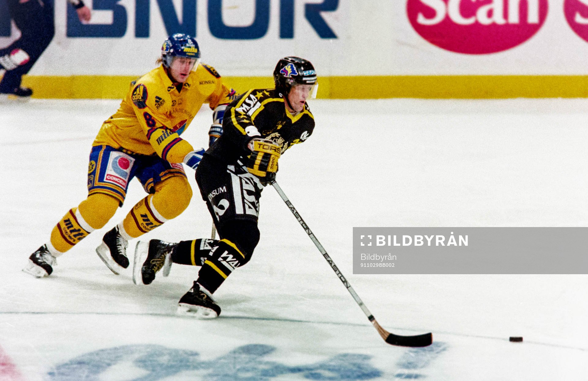Börje Salming, AIK med pucken jagas av djurgårdens
