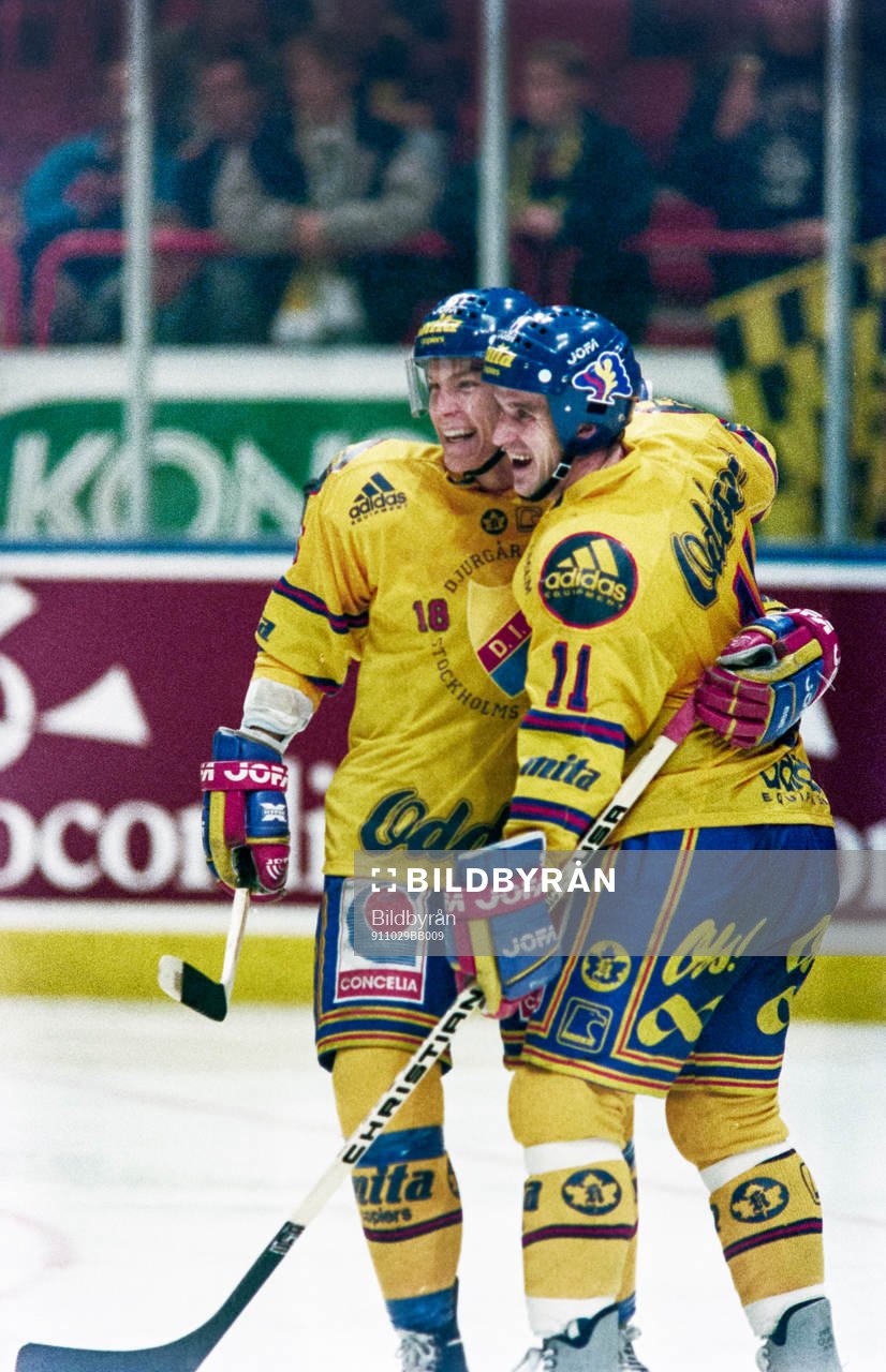 Jubel i djurgården. Till höger Jens Öhling