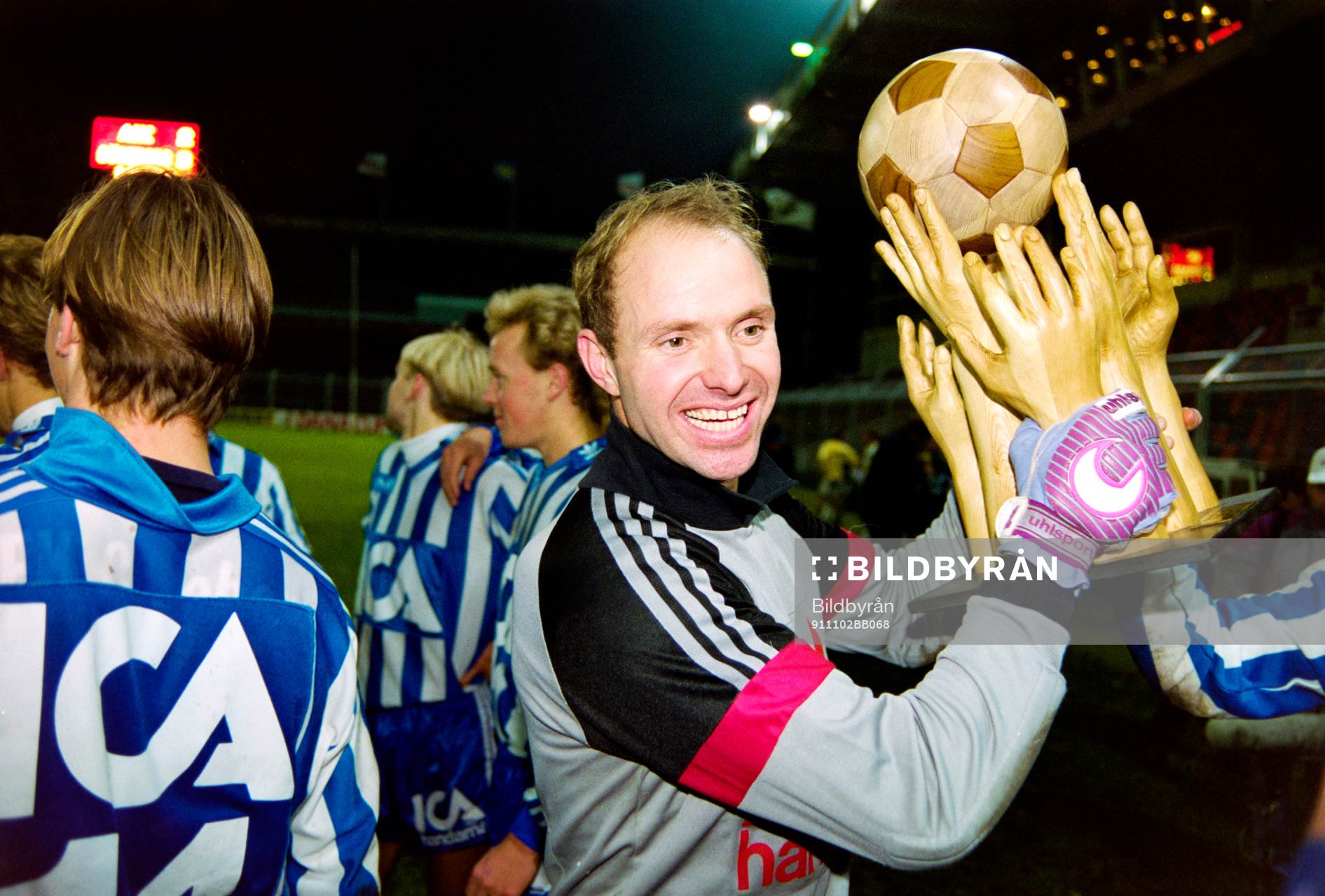 Fotboll, Skandiacupen, Final, AIK - IFK Göteborg, 2-3: Thomas Ravelli, målvakt i Göteborg jublar med pokalen.
