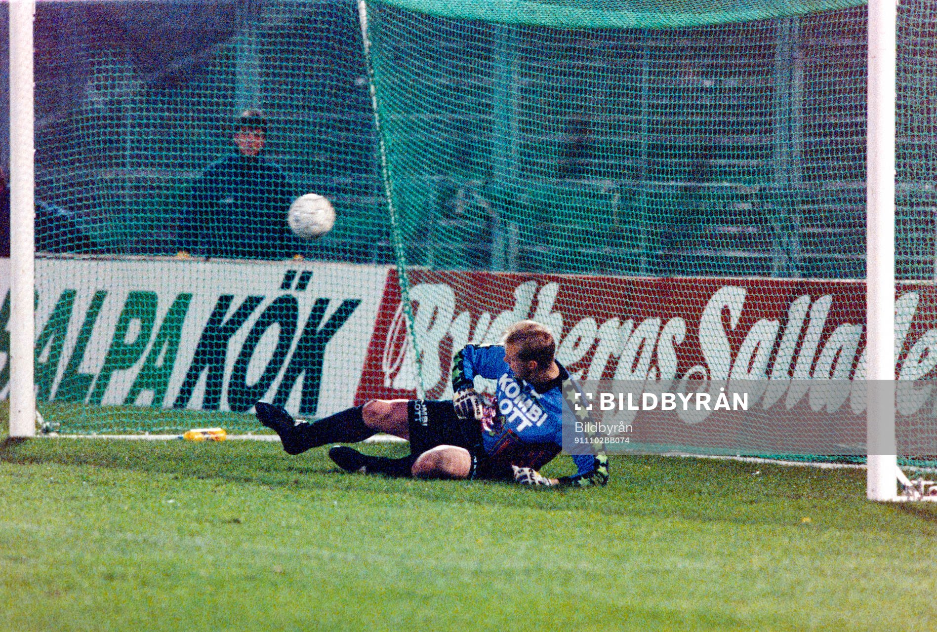 Bollen i mål bakom Bernt Ljung, målvakt i AIK