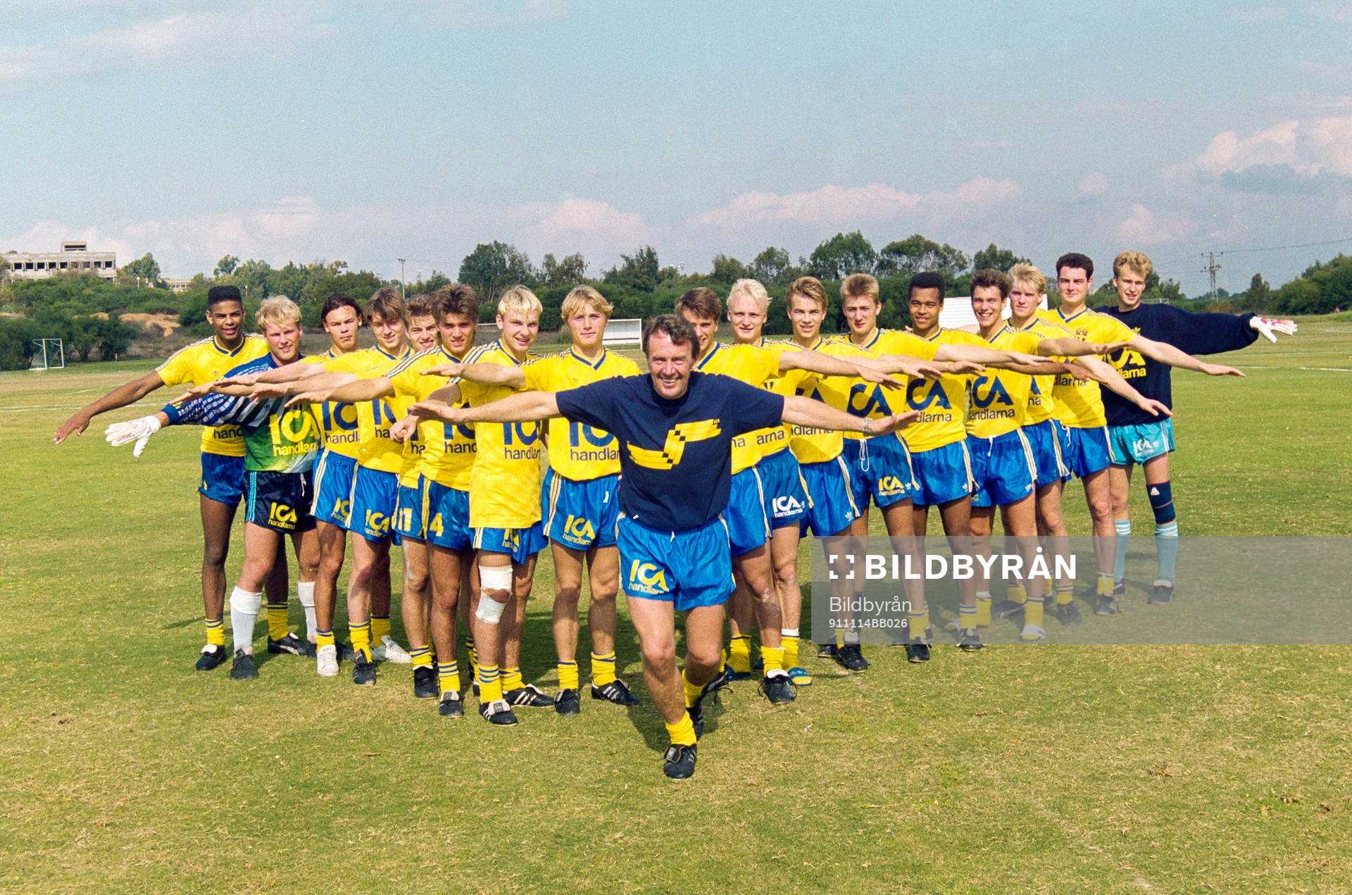 fr.v. Pascal Simpson, Jan Ekholm, Joachim Björklund, Thomas Andersson, Niklas Gudmundsson, Jonny Rödlund, Håkan Mild, Magnus Johansson, Nisse Andersson, förbundskapten, Jonas Axeldal, Christer Fursth, Niclas Alexandersson, Stefan Landberg, Filip Apelstav, Patrik Andersson, Johan Mjällby, Christan Karlsson, Håkan Svensson, Sverige.
© Bildbyrån - 15544