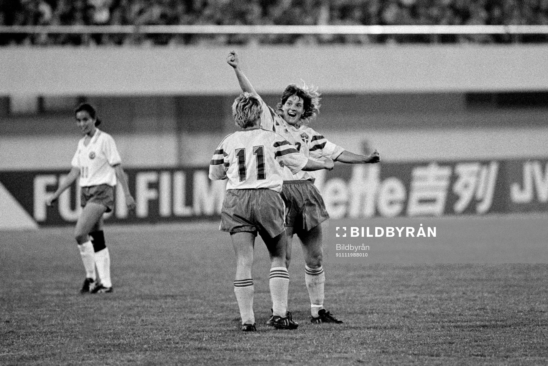 Pia Sundhage och Anneli Andelen, Sverige, jublar
