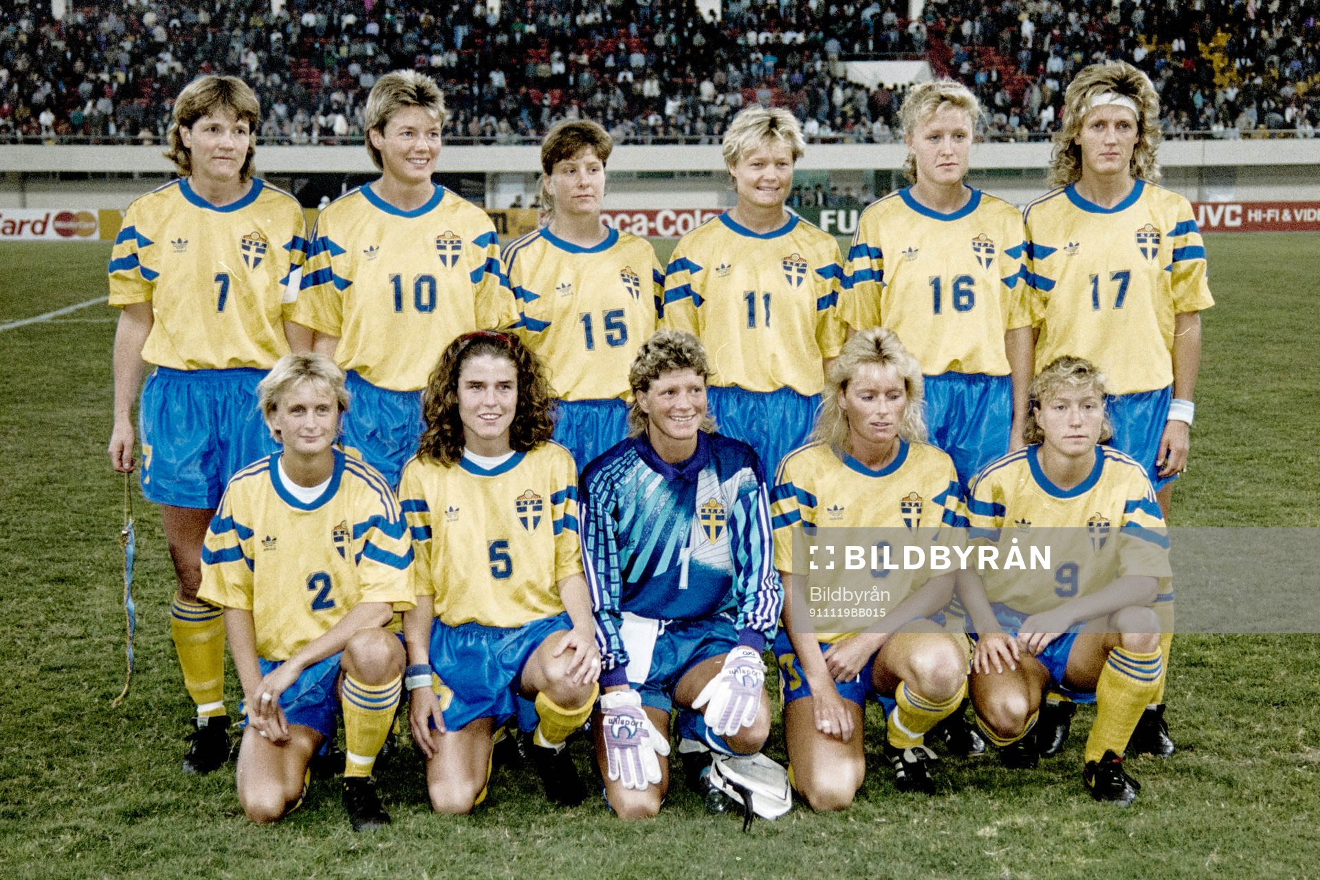 Sveriges lagbild bakre fr.v. Pia Sundhage, Lena Videkull, Helen Nilsson, Anneli Andelen, Ingrid Johansson, Marie Karlsson, främre fr.v. Malin Lundgren, Eva Zeikfalvy, Elisabeth Leidinge, målvakt, Anette Hansson, Helen Johansson, Sverige.