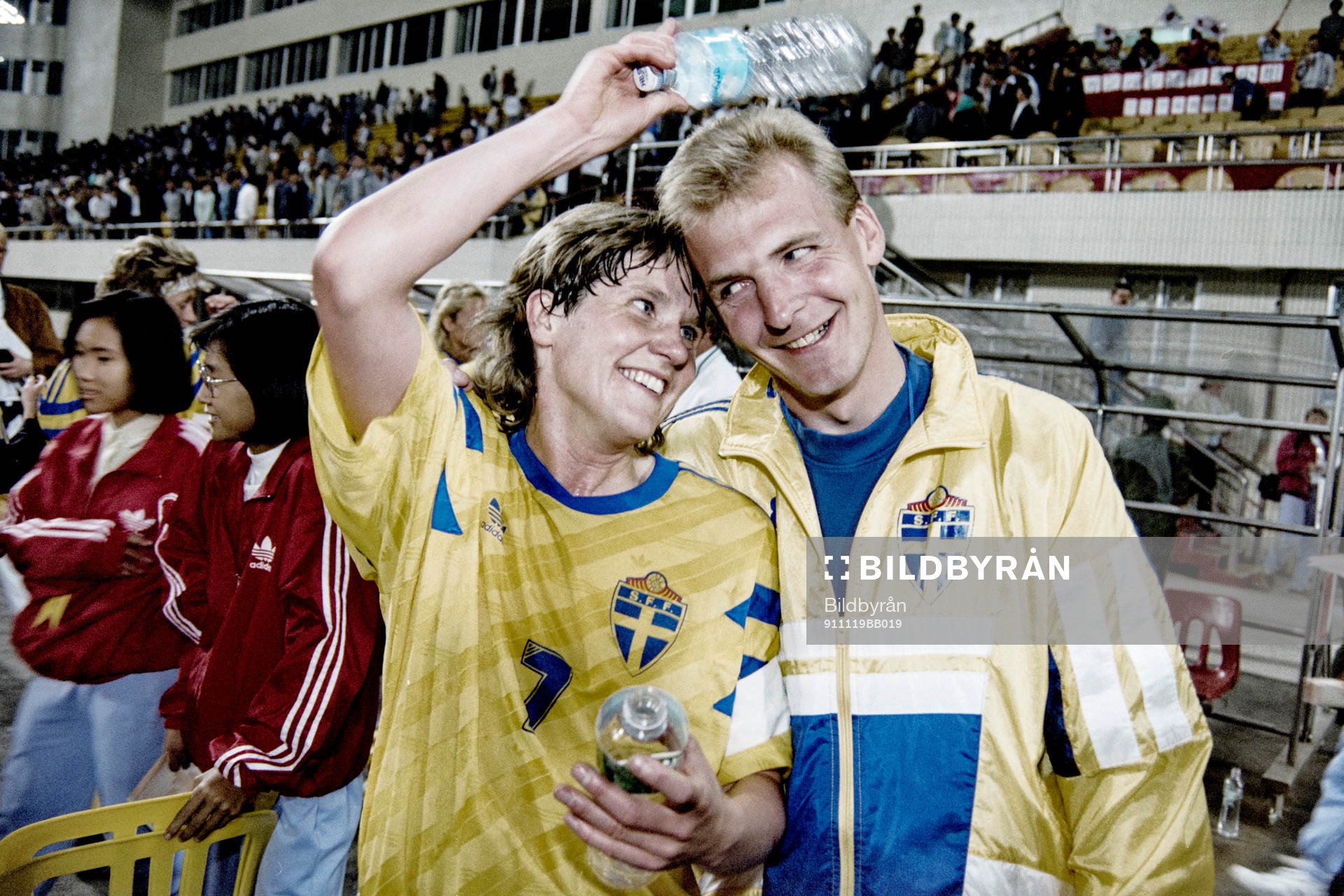  Pia Sundhage och Håkan Pernhede, Sverige jublar efter esegern.
