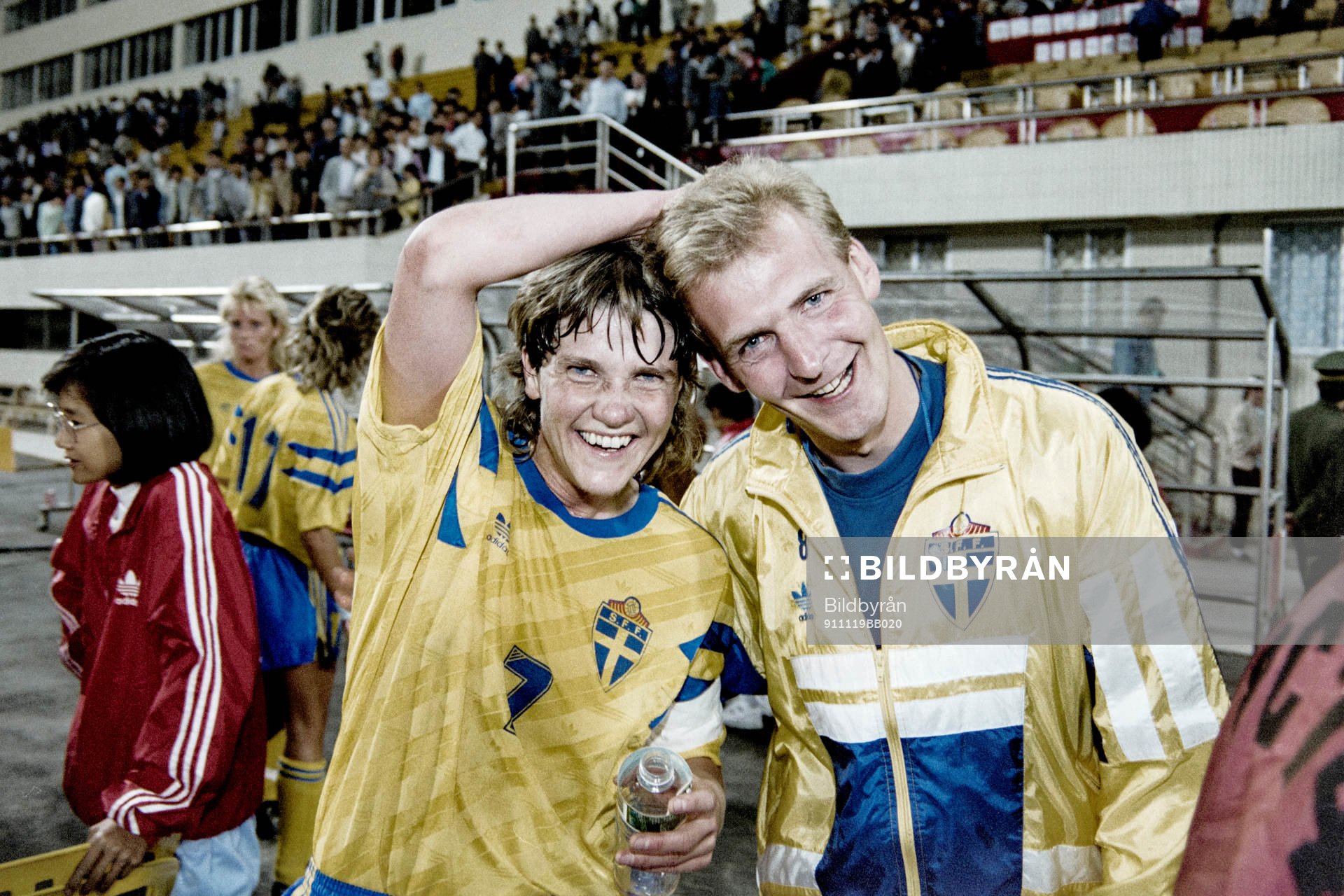  Pia Sundhage och Håkan Pernhede, Sverige jublar efter esegern.