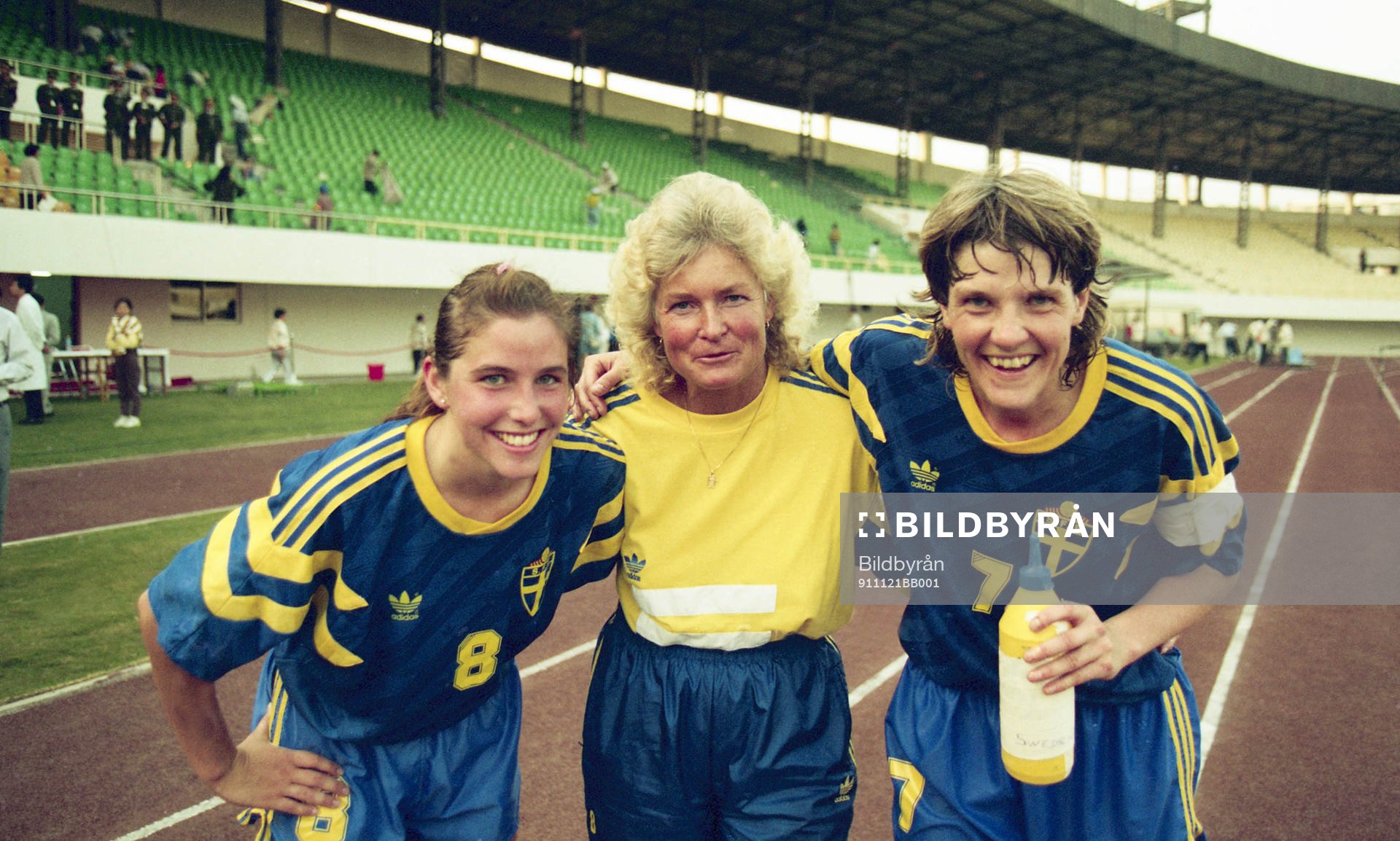  Susanne Hedberg, Gunilla Paijkull, förbundskapten och Pia Sundhage jublar efter segern mot Brasilien. 