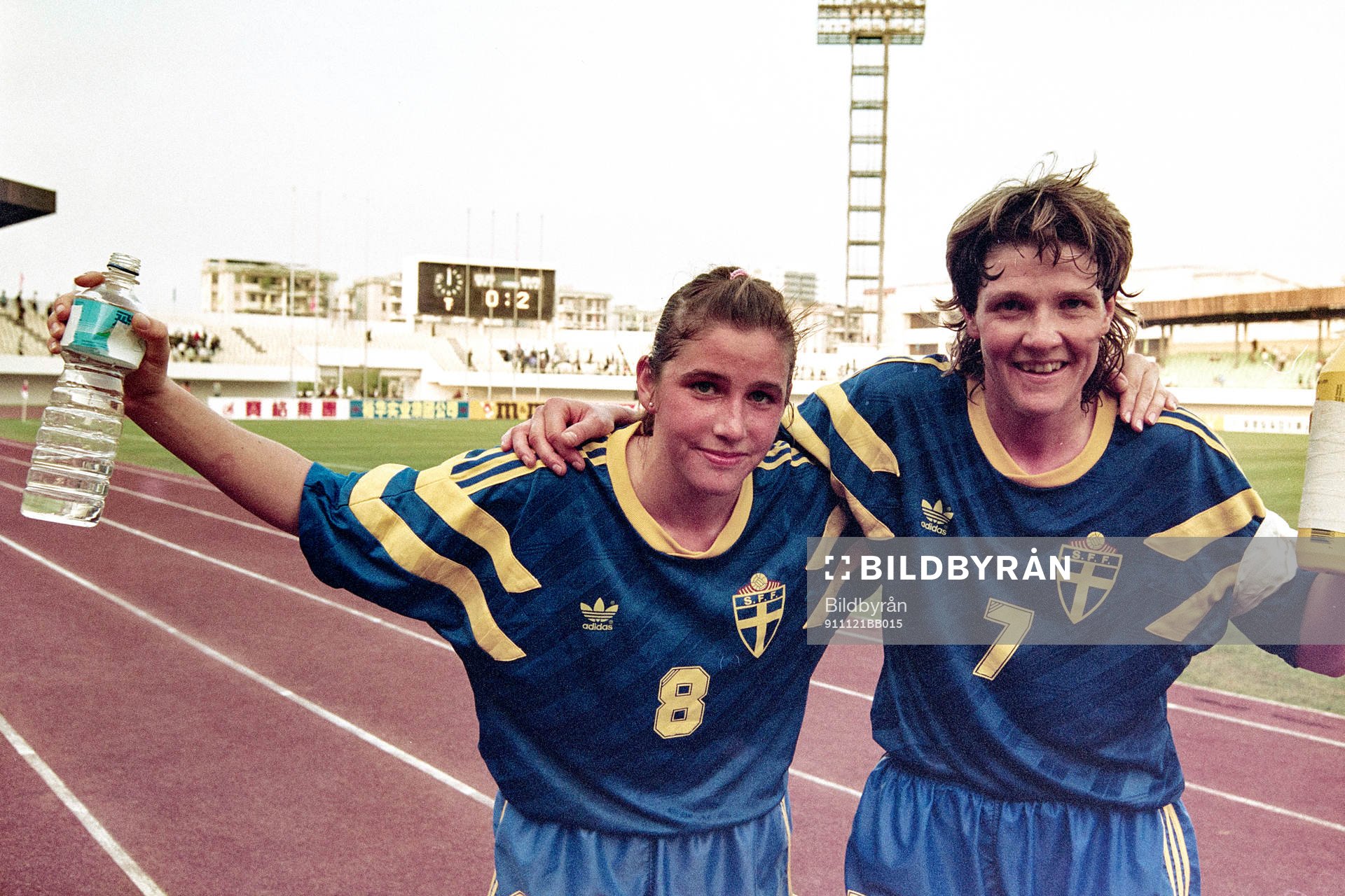  Sveriges målskyttar Susanne Hedberg och Pia Sundhage, Sverige är nöjda efter segern.