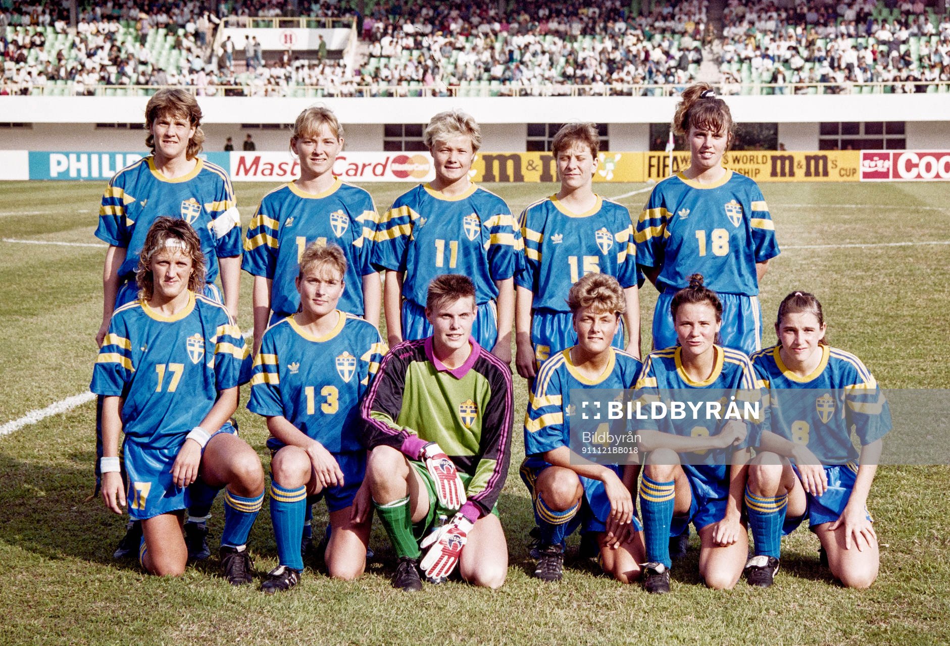  Sveriges startelva bakre fr.v. Pia Sundhage, Camilla Gustafsson, Anneli Andelen, Helen Nilsson och Pernilla Larsson. Främre raden fr.v. Marie Karlsson, Marie Ewrelius, Ing-Marie Olsson, målvakt, Camilla Fors, Malin Swedberg och Susanne Hedberg, Sverige.