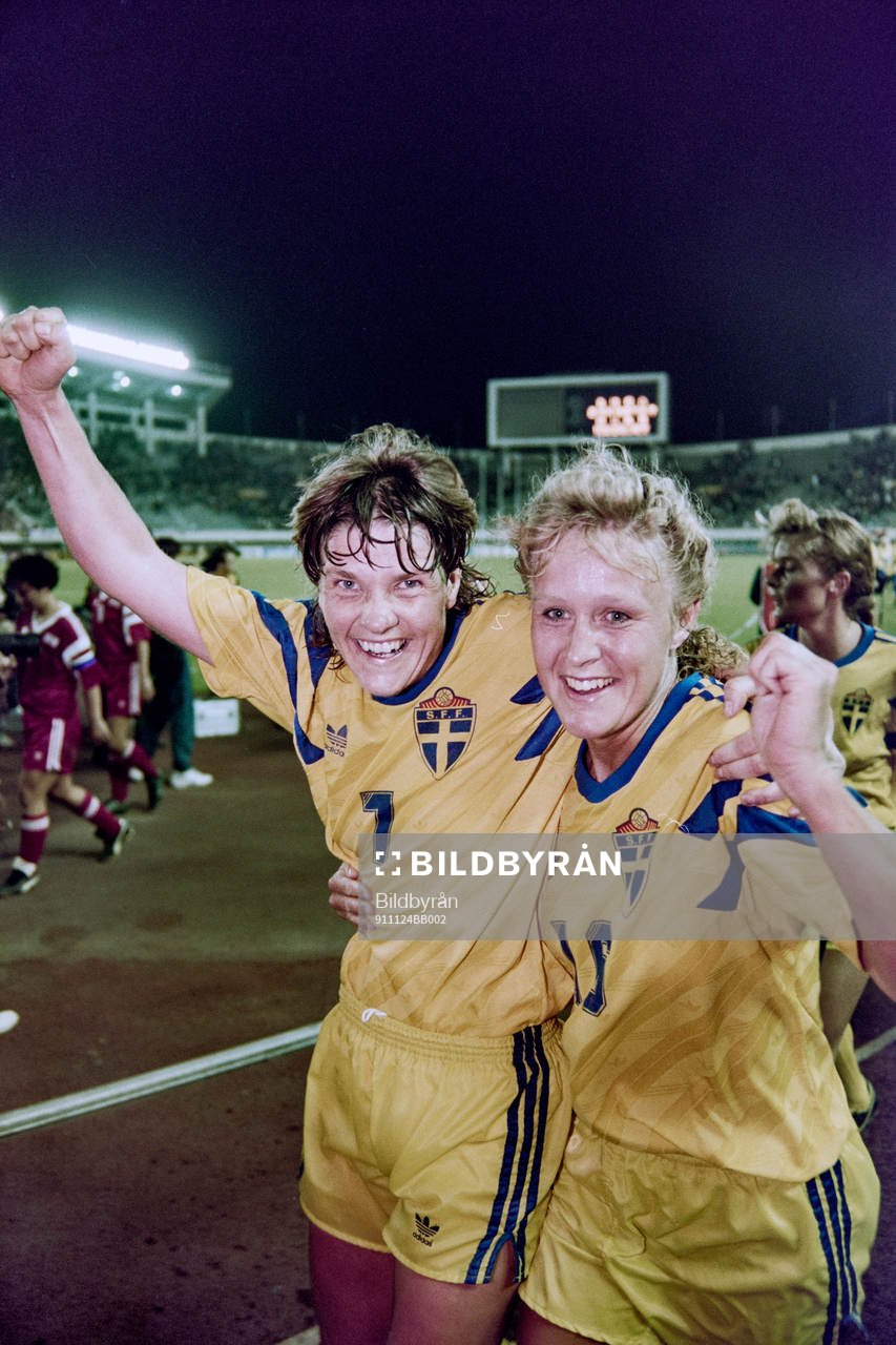  Pia Sundhage och Ingrid Johansson, Sverige jublar efter segern.