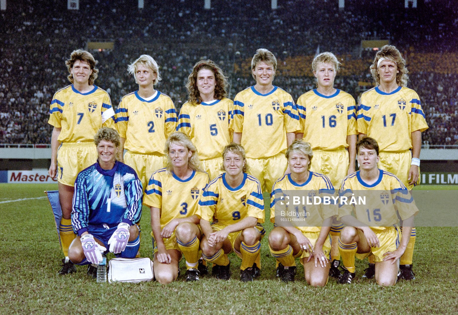  Sveriges startelva, bakre fr.v. Pia Sundhage, Malin Lundgren, Eva Zeikfalvy, Lena Videkull, Ingrid Johansson, Marie Karlsson. främre fr.v. Elisabeth Leidinge, målvakt, Anette Hansson, Helen Johansson, Anneli Andelen, Helen Nilsson, Sverige.