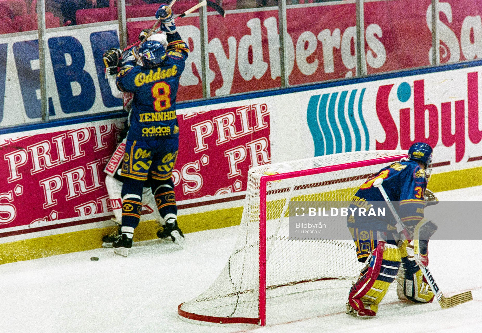 Kenneth Kennholt trycker upp en brynässpelare i sargen