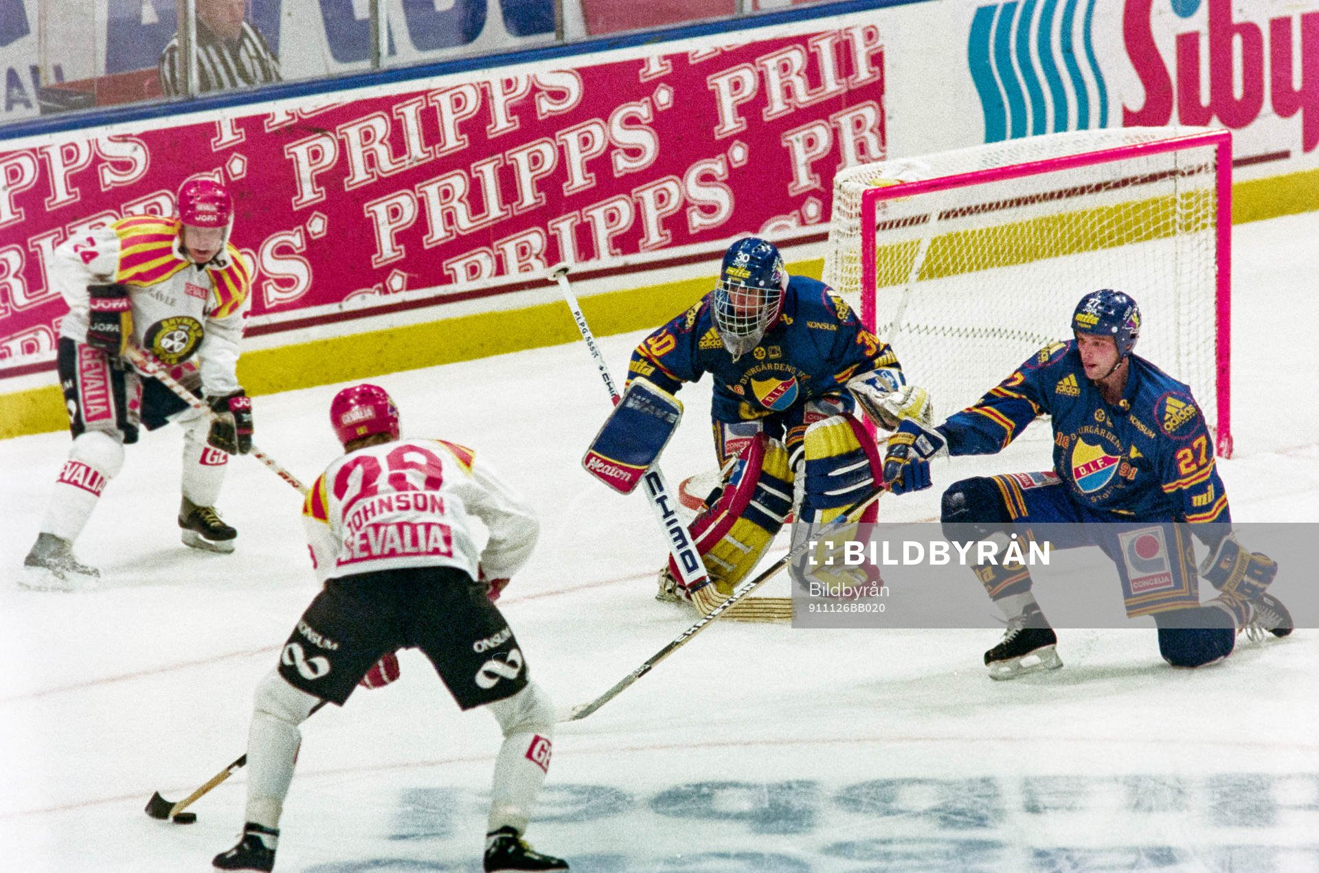 Brynäs Jonas Johnsson fri med djurgårdens målvakt Tommy
