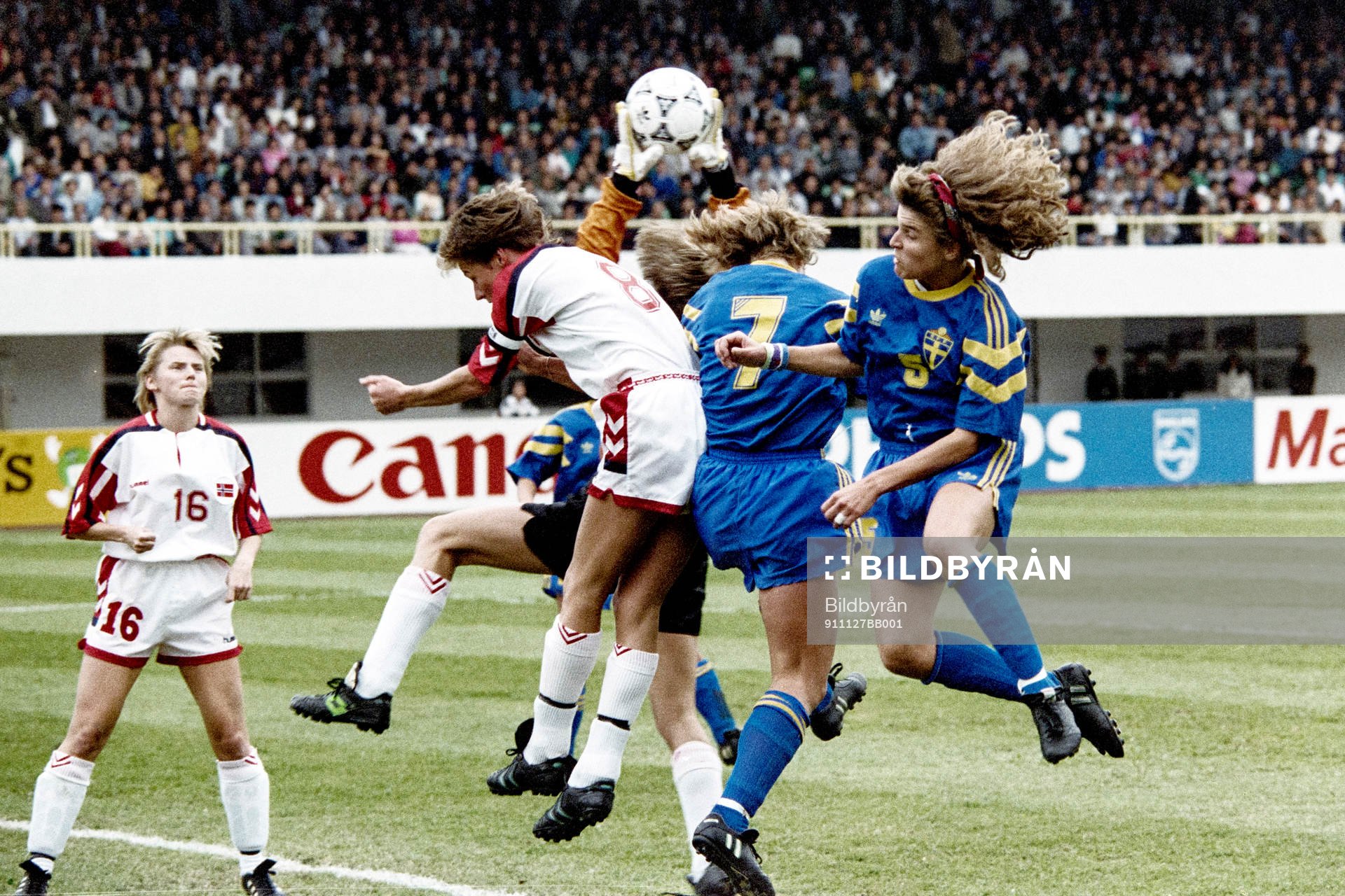 Eva Zeikfalvy och Pia Sundhage framför