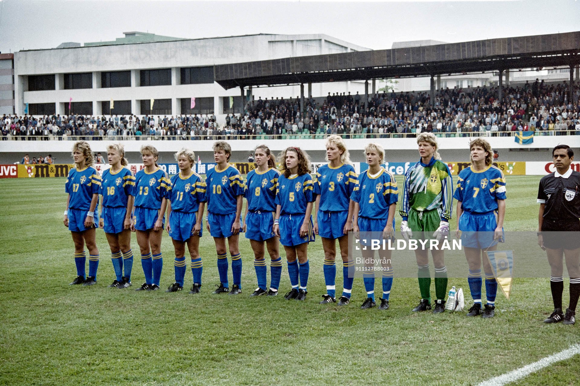 Sverige står uppställda innan matchstart fr.v. Marie Karlsson, Ingrid Johansson, Marie Ewrelius, Anneli Andelen, Lena Videkull, Susanne Hedberg, Eva Zeikfalvy, Anette Hansson, Malin Lundgren, Elisabeth Leidinge, målvakt, Pia Sundhage, Sverige.