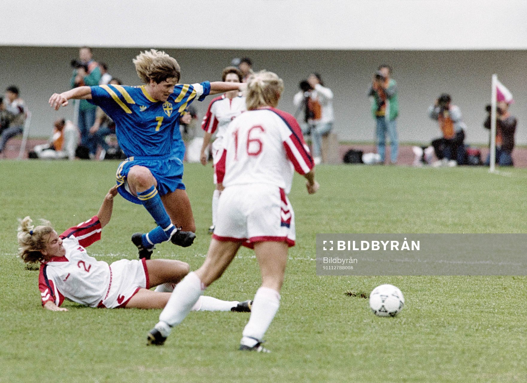  Tone Haugen, Norge glidtacklar Pia Sundhage, Sverige