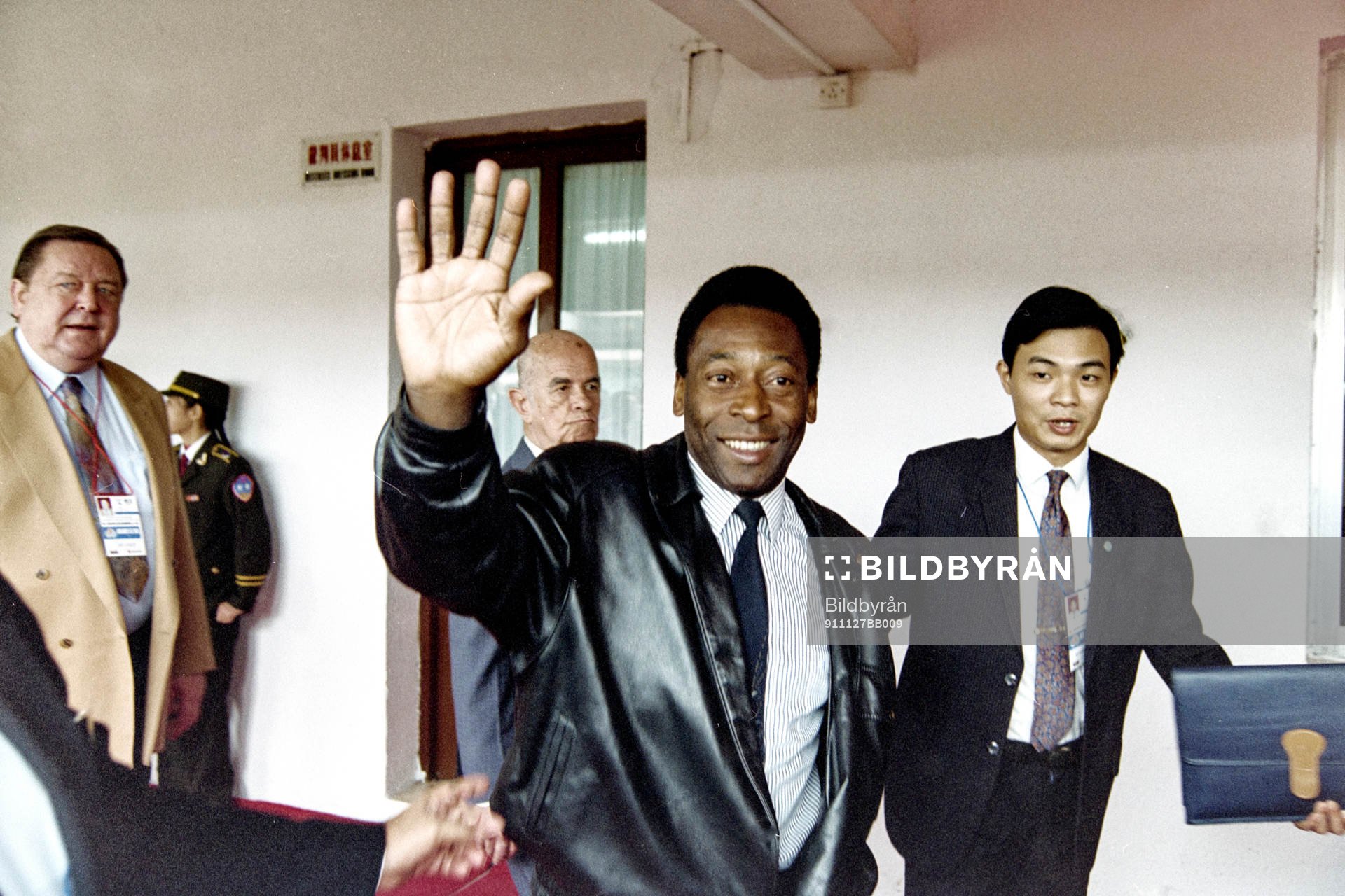 Pelé, Brasilien på plats och Lennart Johansson i bakgrunden.