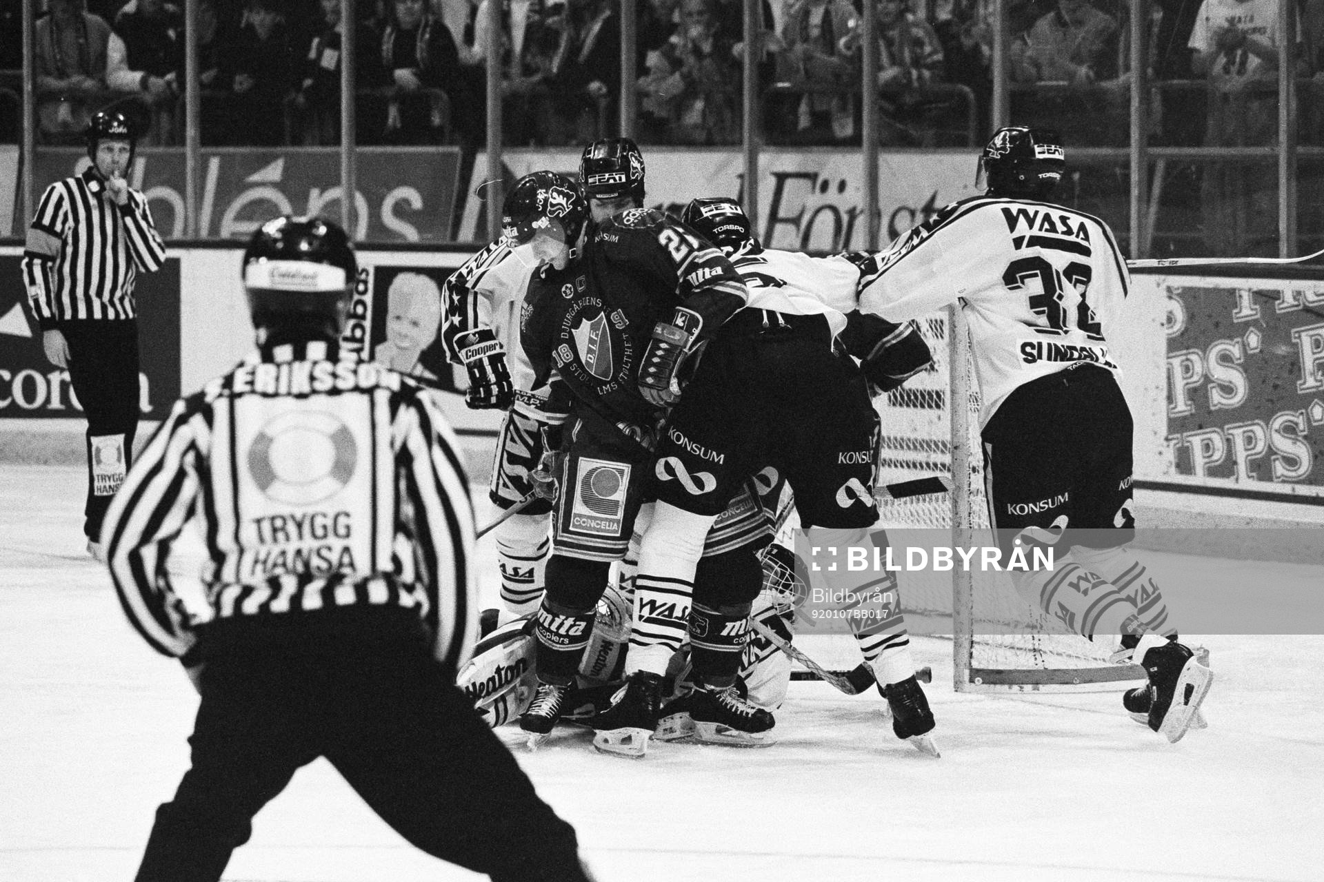 Trångt framför Sam Lindståhl, målvakt I AIK