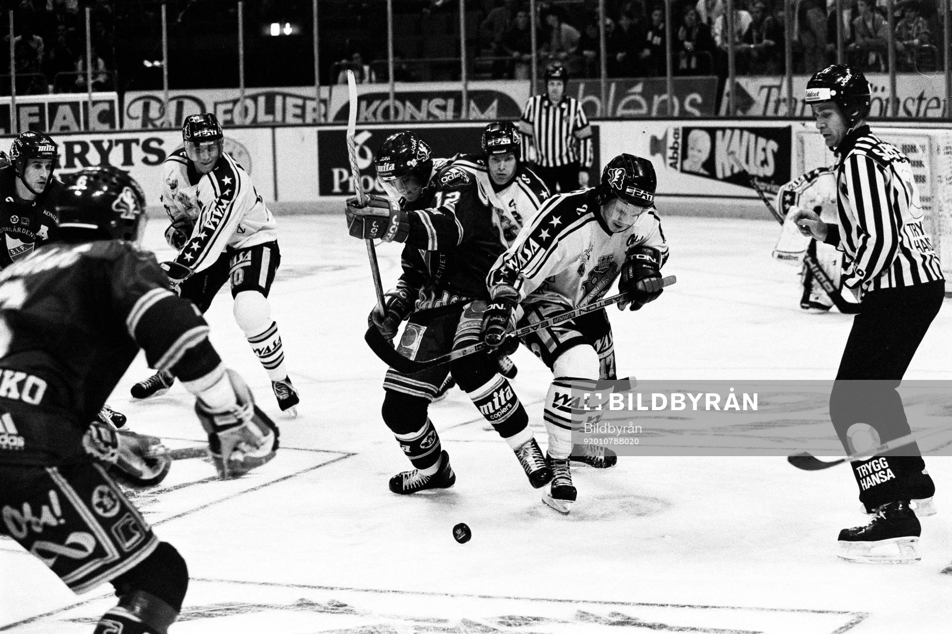 Nr 12 i Djurgården Peter Nilsson i kamp om pucken