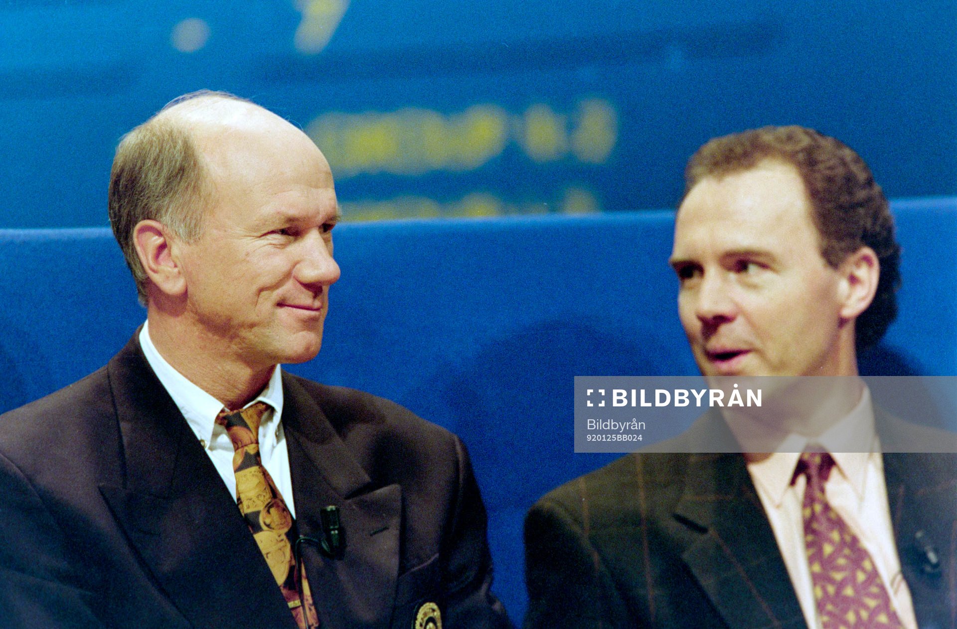 Fotboll, EM, Lottning: Tommy Svensson, förbundskapten i Sverige och Franz Beckenbauer, Tyskland.