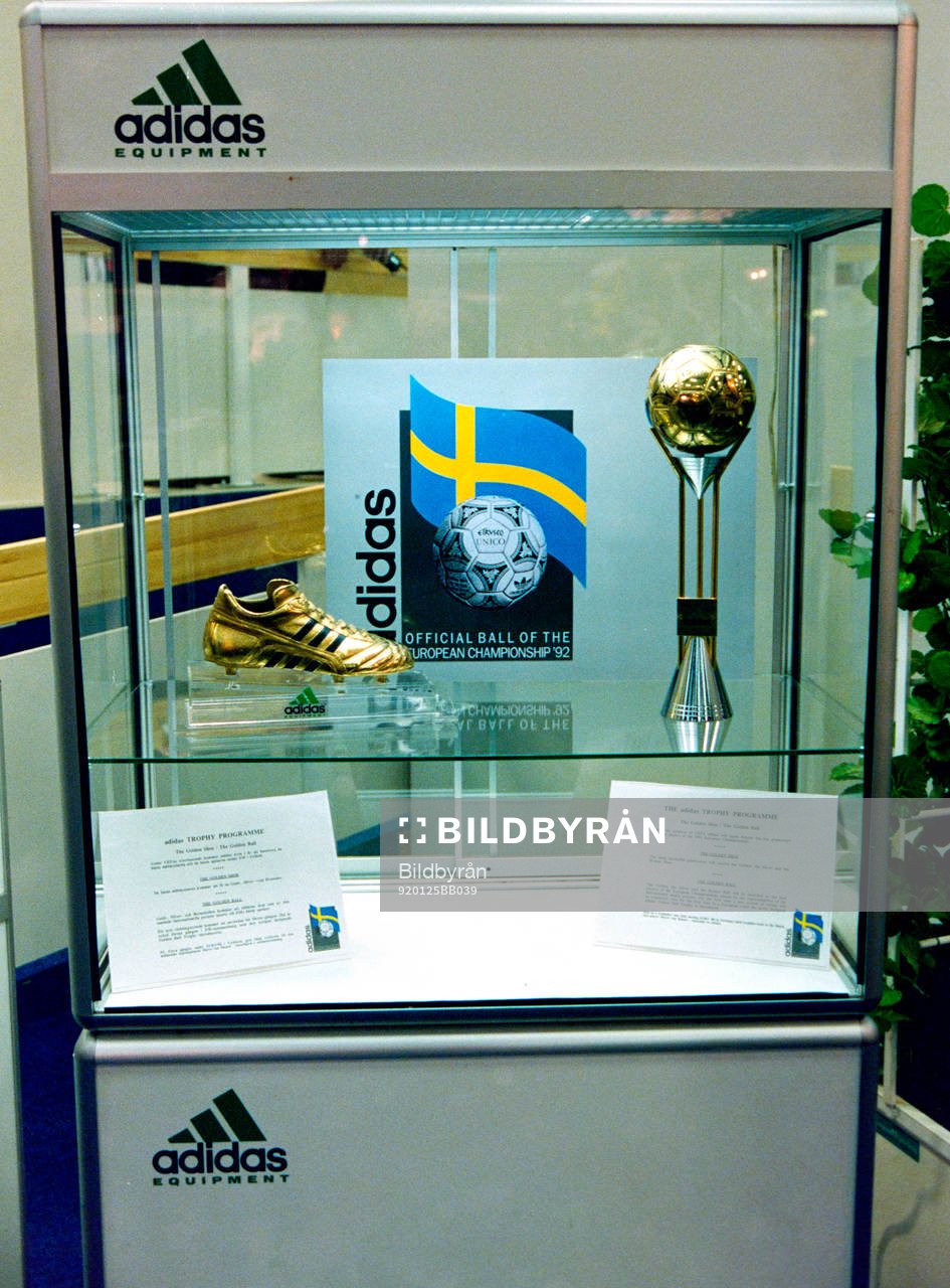 Fotboll, EM, Lottning: Adidas monter.