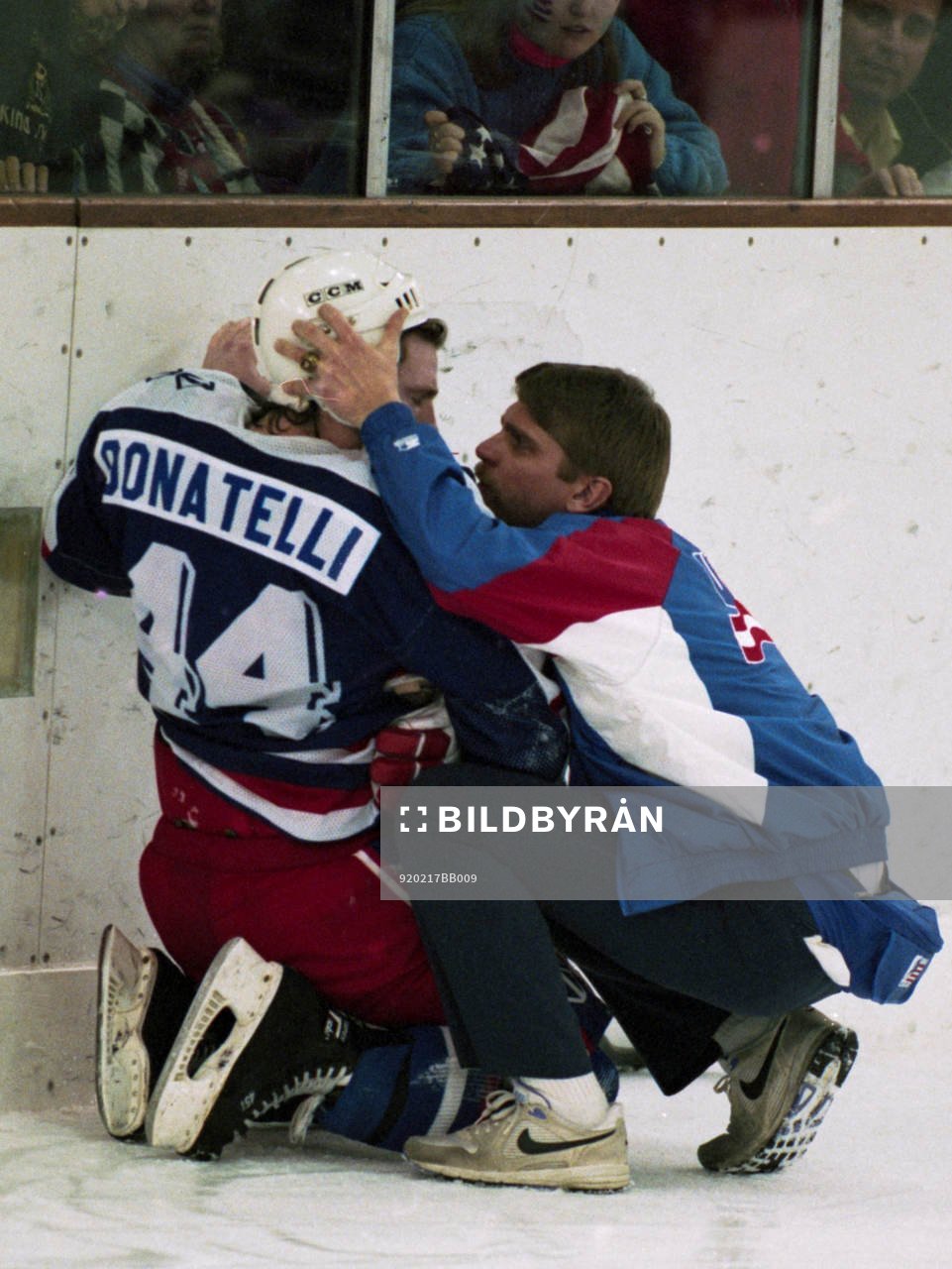 Clark Donatelli, USA har fått en smäll och plåstras om
