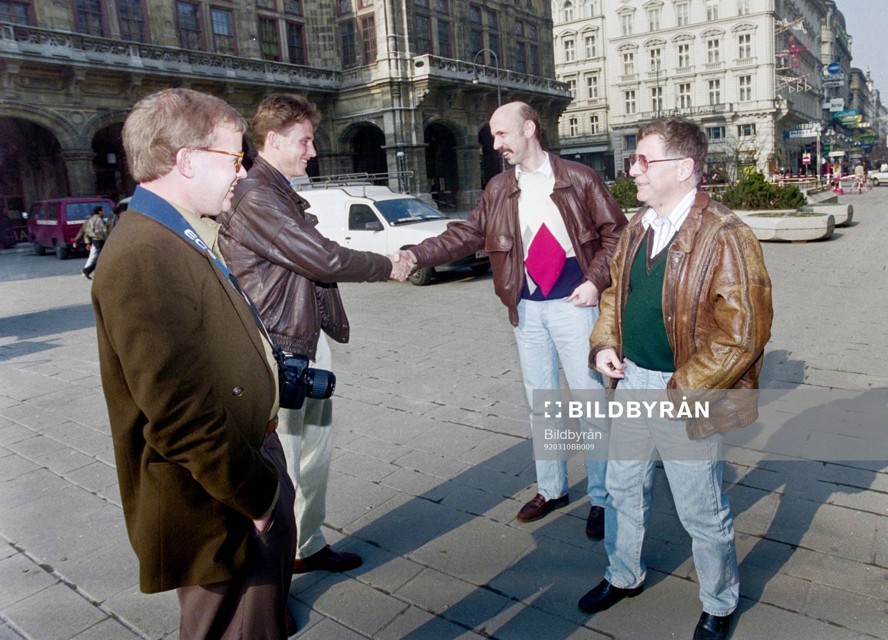 Roger Ljung hälsar på supporters i Wien