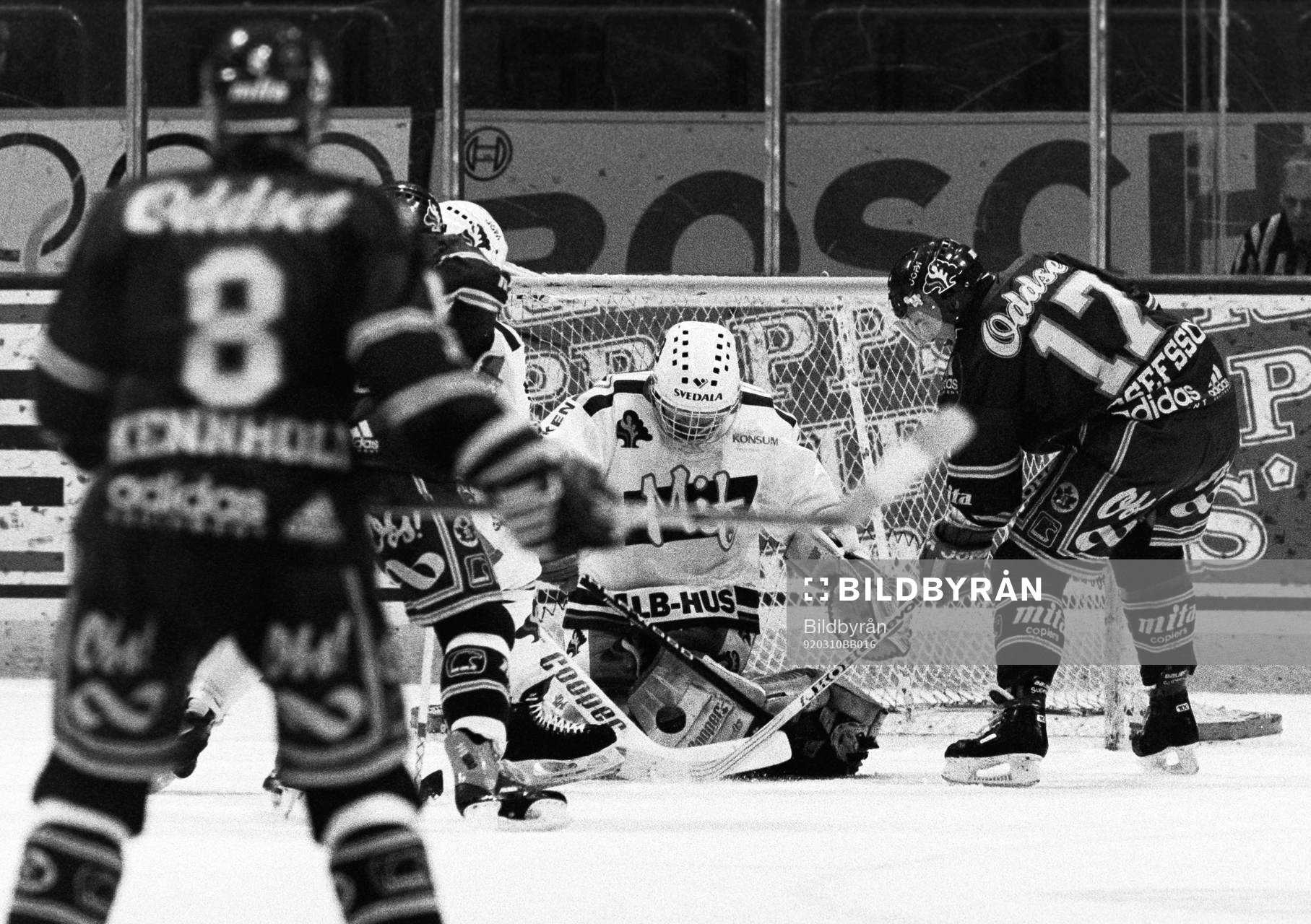 Djurgårdens Ola Jodefsson framför Peter Lindmark,
