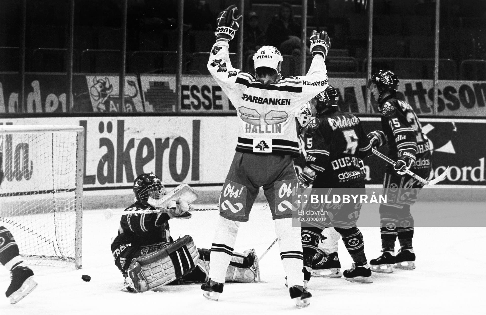 Pucken i mål bakom djurgårdens målvakt Tommy