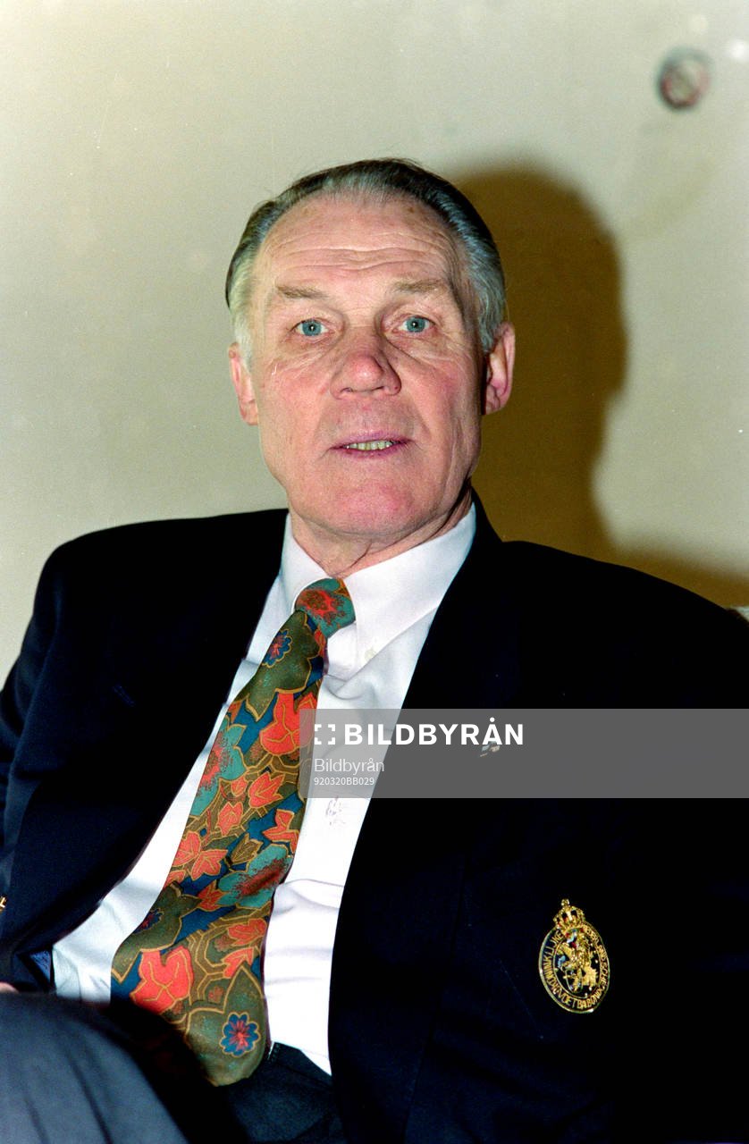 Fotboll, EM, förhands, förbundskaptener: Rinus Michels, förbundskapten i Holland. 