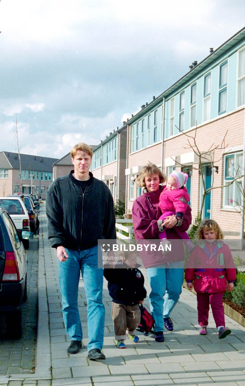 En skadad Stefan Pettersson med familjen på stan