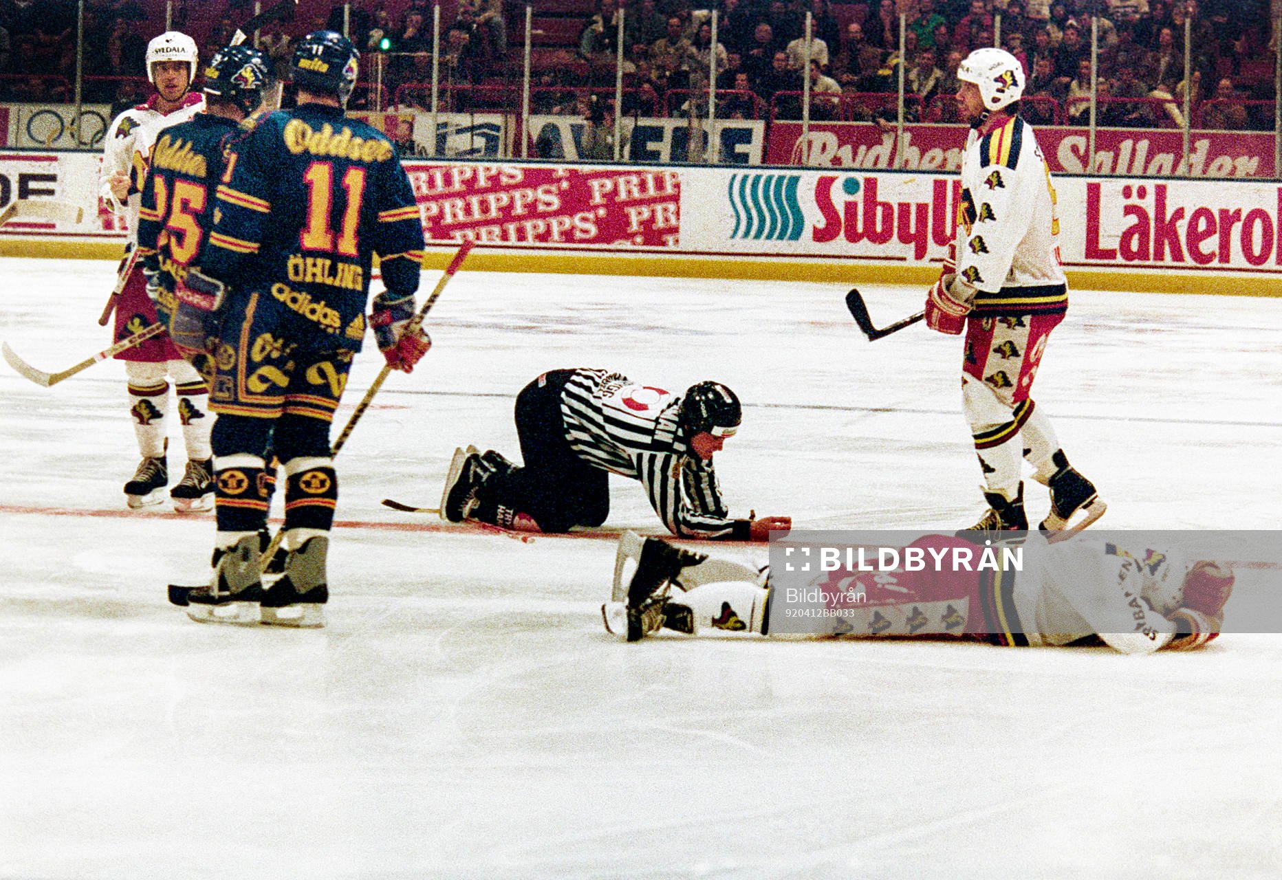 Domare och en malmöspelare ligger på isen