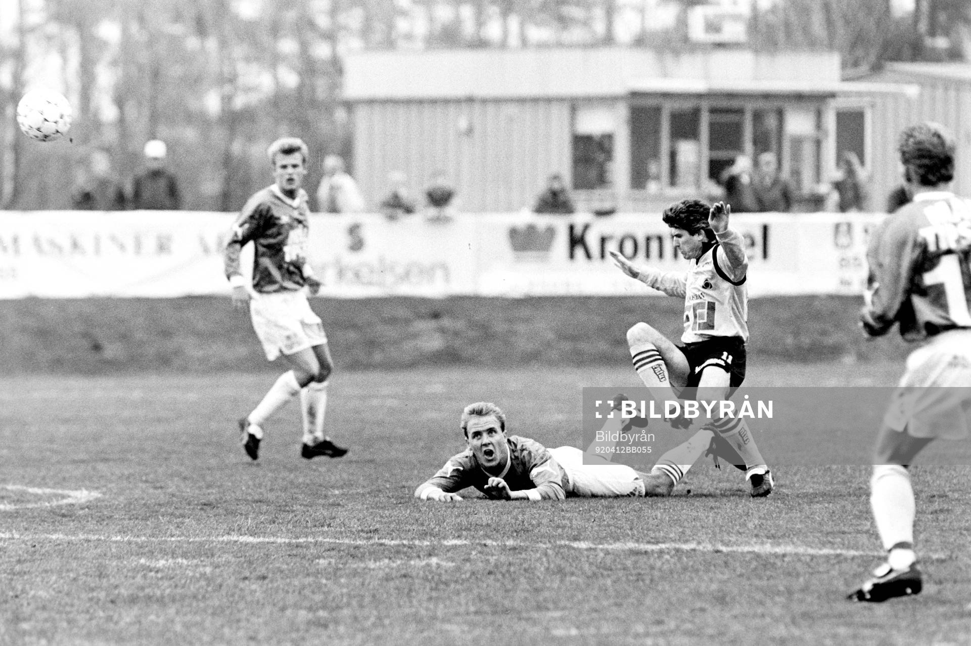 Fotboll, Div 1 Södra, Mjällby - Halmstad, 1-0: Roger Lindqvist, Halmstad och Sergej Andreev, Mjällby.